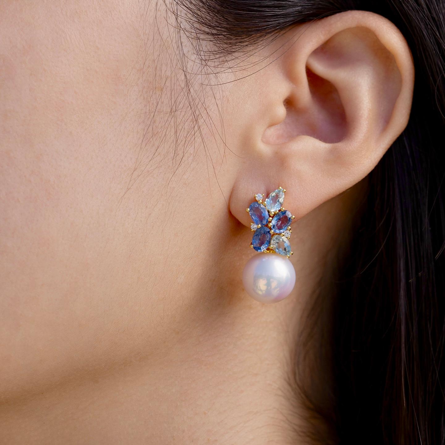 Descubre los Pendientes de Gota Convertibles de Zafiro, Aguamarina y Racimo de Diamantes Nina Zhou, de oro amarillo de 18 quilates, una obra maestra de artesanía y elegancia. Meticulosamente engastados en oro amarillo de 18 quilates, estos