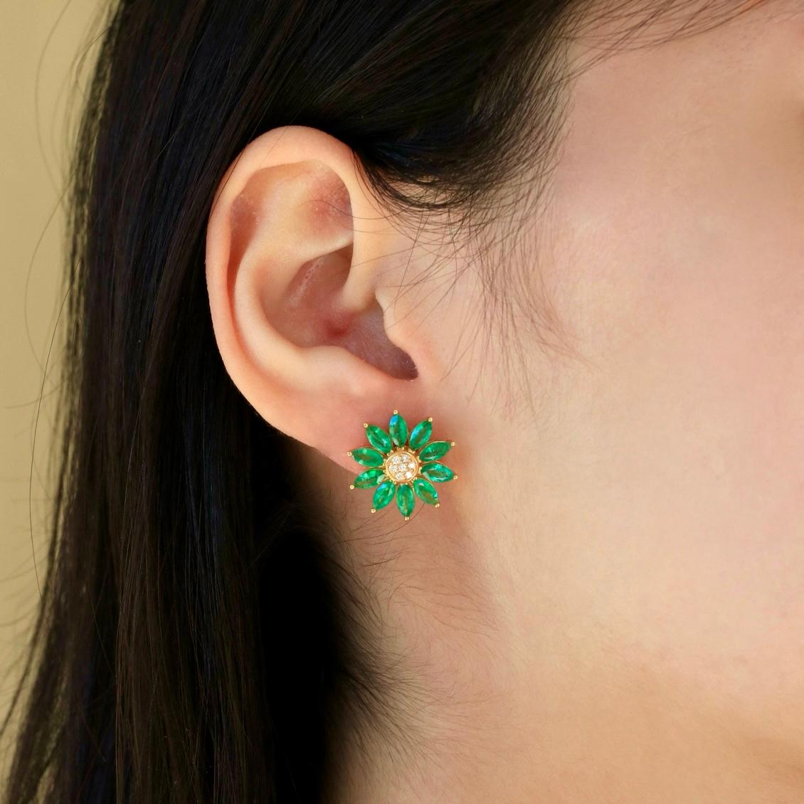 Scopri gli orecchini Nina Zhou Sunflower Emerald and Diamond, un tributo radioso alla bellezza della natura e all'eleganza senza tempo. Realizzati in lussuoso oro giallo, questi orecchini presentano un design floreale abbagliante, con petali di