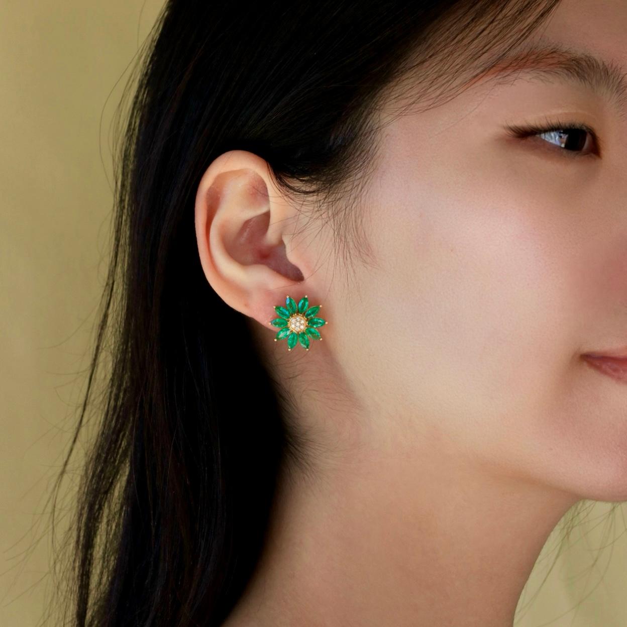 Moderno Orecchini Nina Zhou Sunflower con diamante e smeraldo in vendita