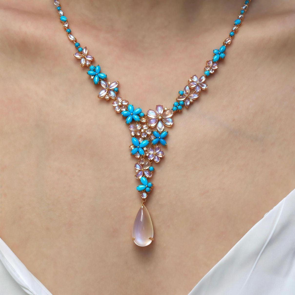 La collana Nina Zhou Symphony 32.10 ctw Turquoise Moonstone Diamond è un pezzo accattivante che fonde magistralmente le vibranti tonalità del turchese con la sottile iridescenza della pietra di luna, accentuata da diamanti scintillanti. 

Disegnata