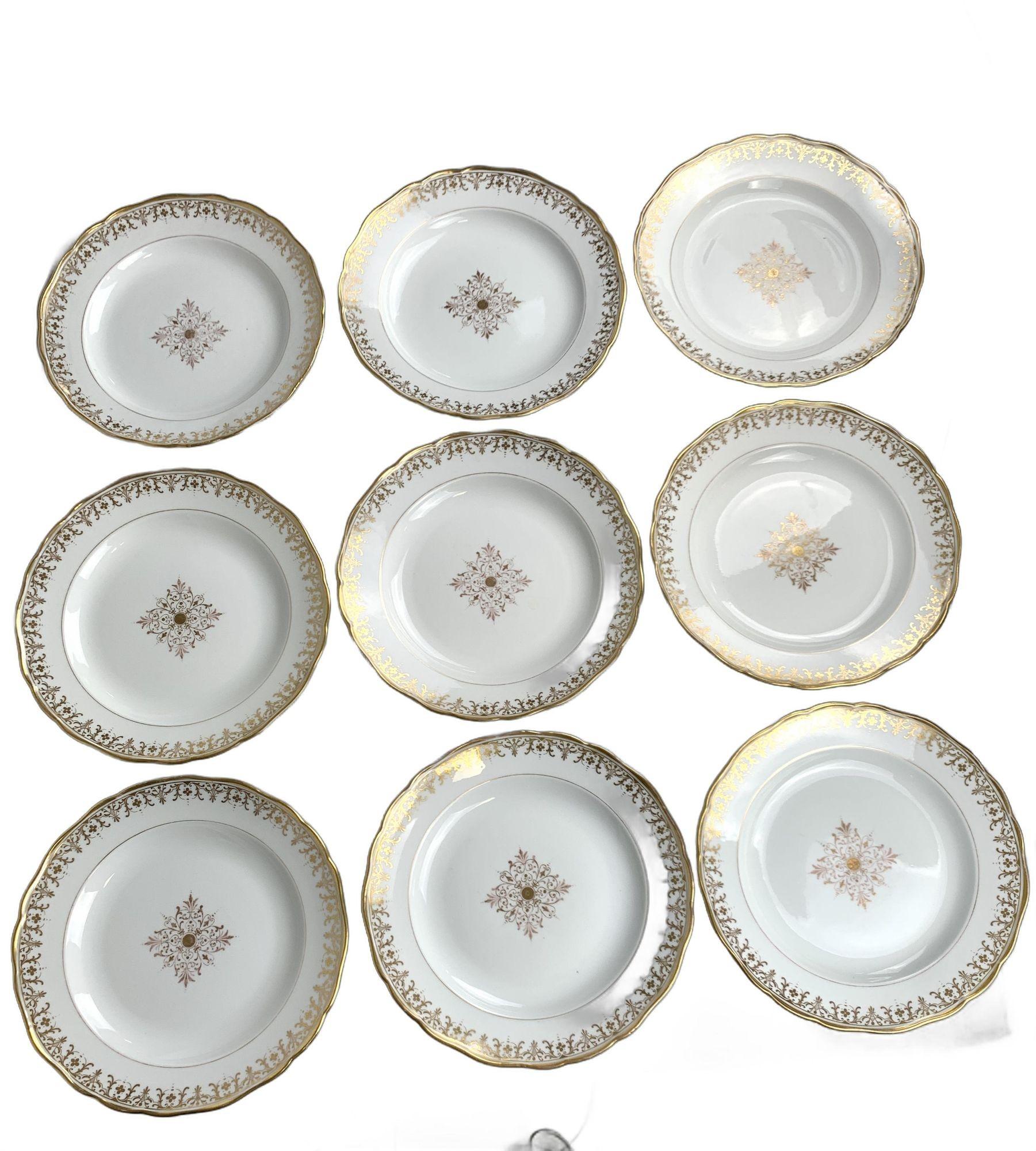 Questo set di nove piatti di Meissen è stato prodotto presso la fabbrica di Meissen in Germania intorno al 1840.
Hanno un design elegante con delicati motivi floreali dipinti su un medaglione centrale e un bordo.
Il design del bordo completa il