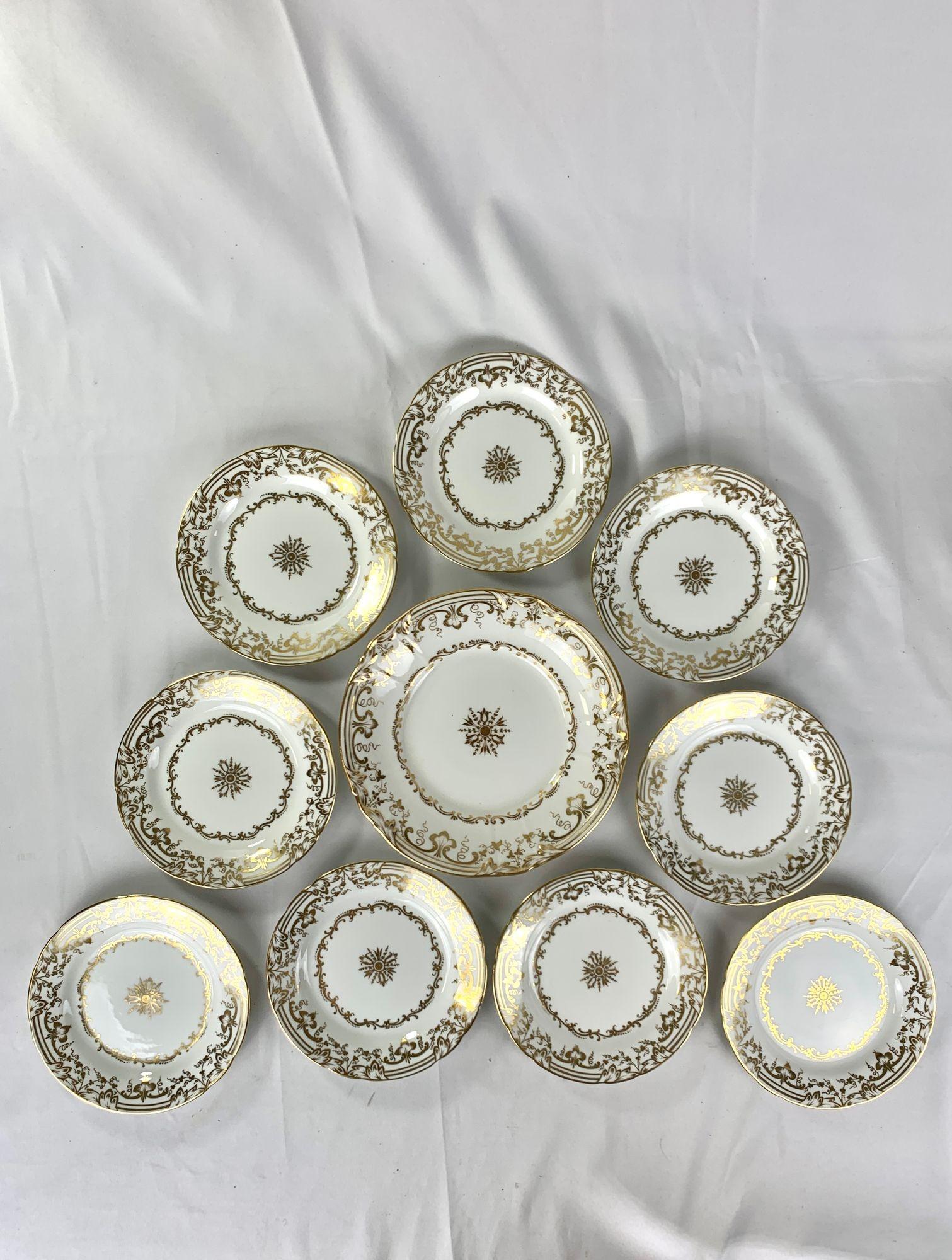 Cet ensemble de neuf petits plats à dessert anciens en porcelaine avec une assiette à biscuits ou une assiette de service assortie a été fabriqué en France vers 1870.
La porcelaine est blanche avec un décor doré finement détaillé : chaque pièce