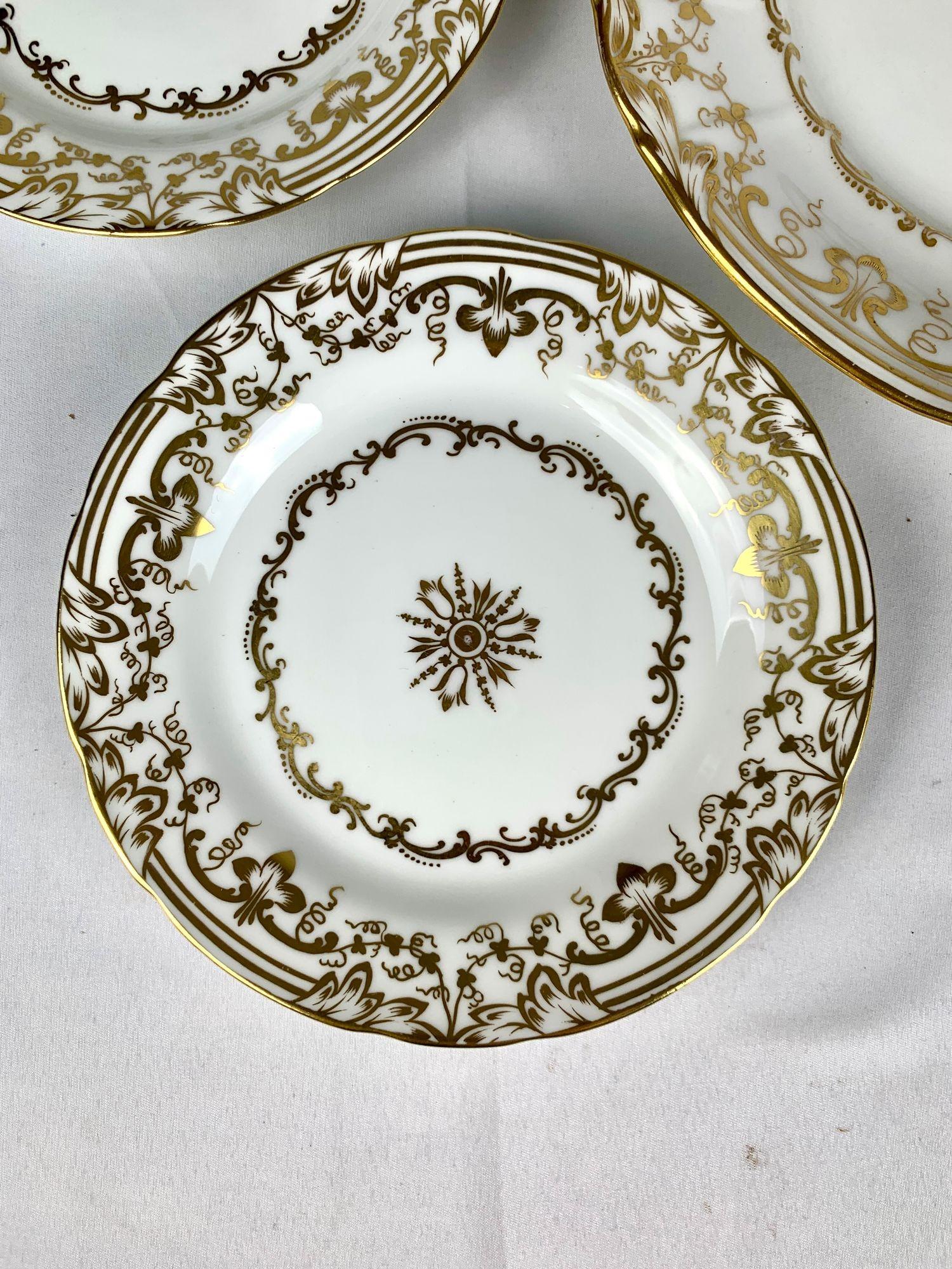 Néoclassique Neuf plats à dessert anciens en porcelaine blanc et or avec assiette à biscuits assortie en vente