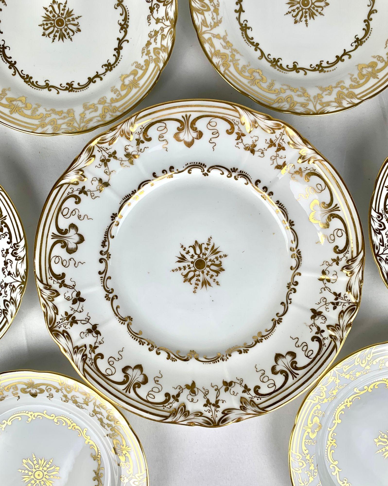 Fin du XIXe siècle Neuf plats à dessert anciens en porcelaine blanc et or avec assiette à biscuits assortie en vente