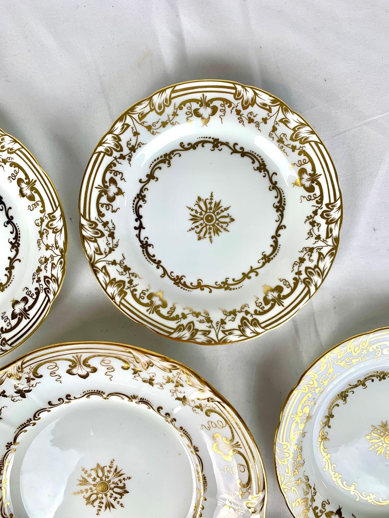 Neuf plats à dessert anciens en porcelaine blanc et or avec assiette à biscuits assortie en vente 1