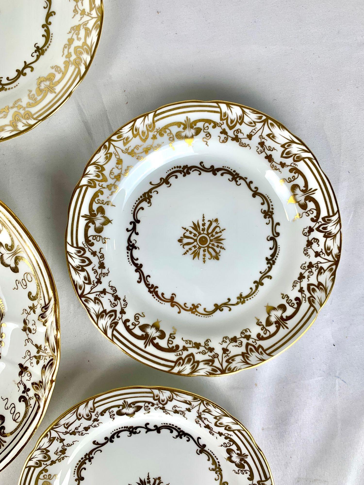 Neuf plats à dessert anciens en porcelaine blanc et or avec assiette à biscuits assortie en vente 2