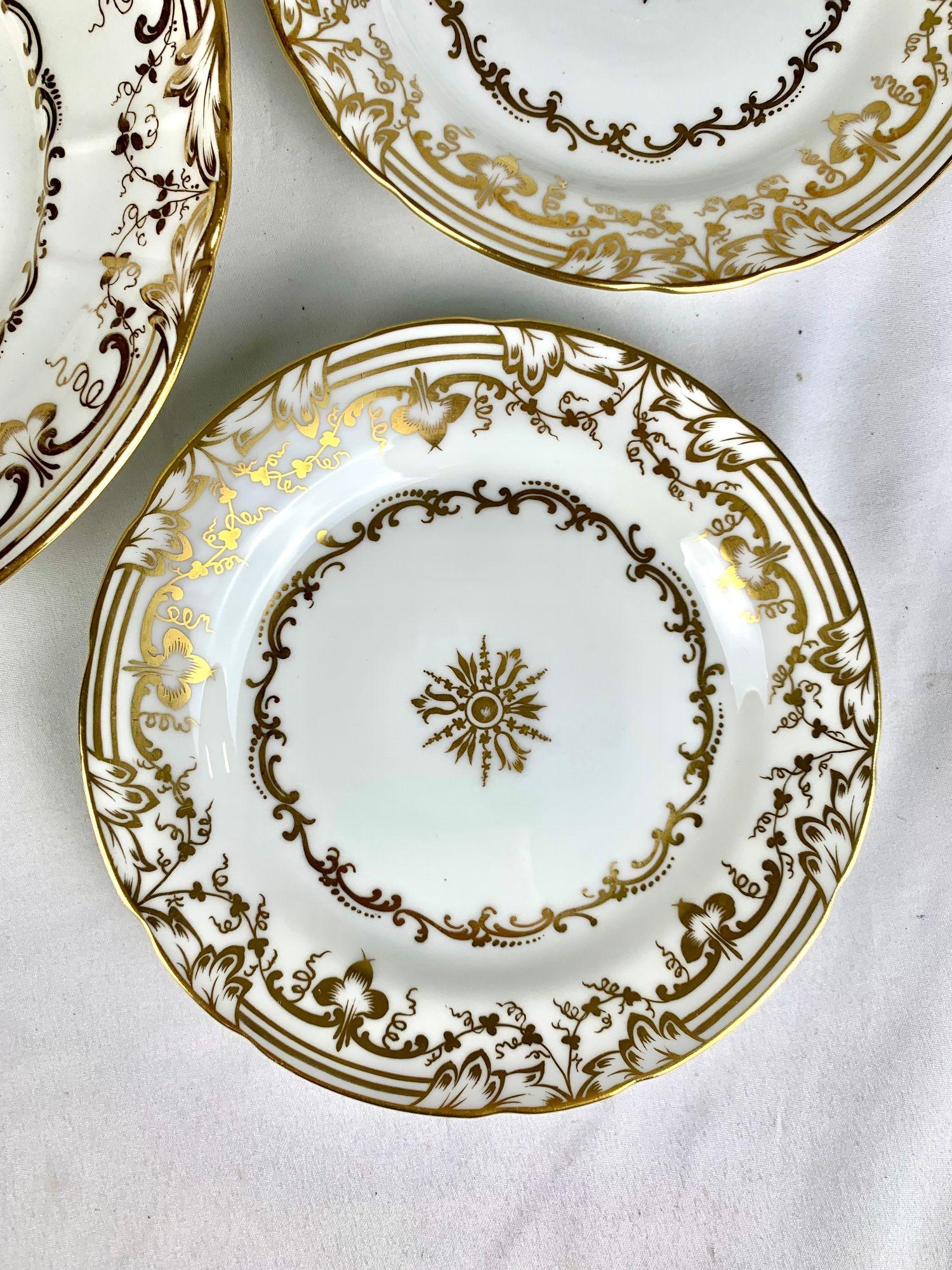 Neuf plats à dessert anciens en porcelaine blanc et or avec assiette à biscuits assortie en vente 3