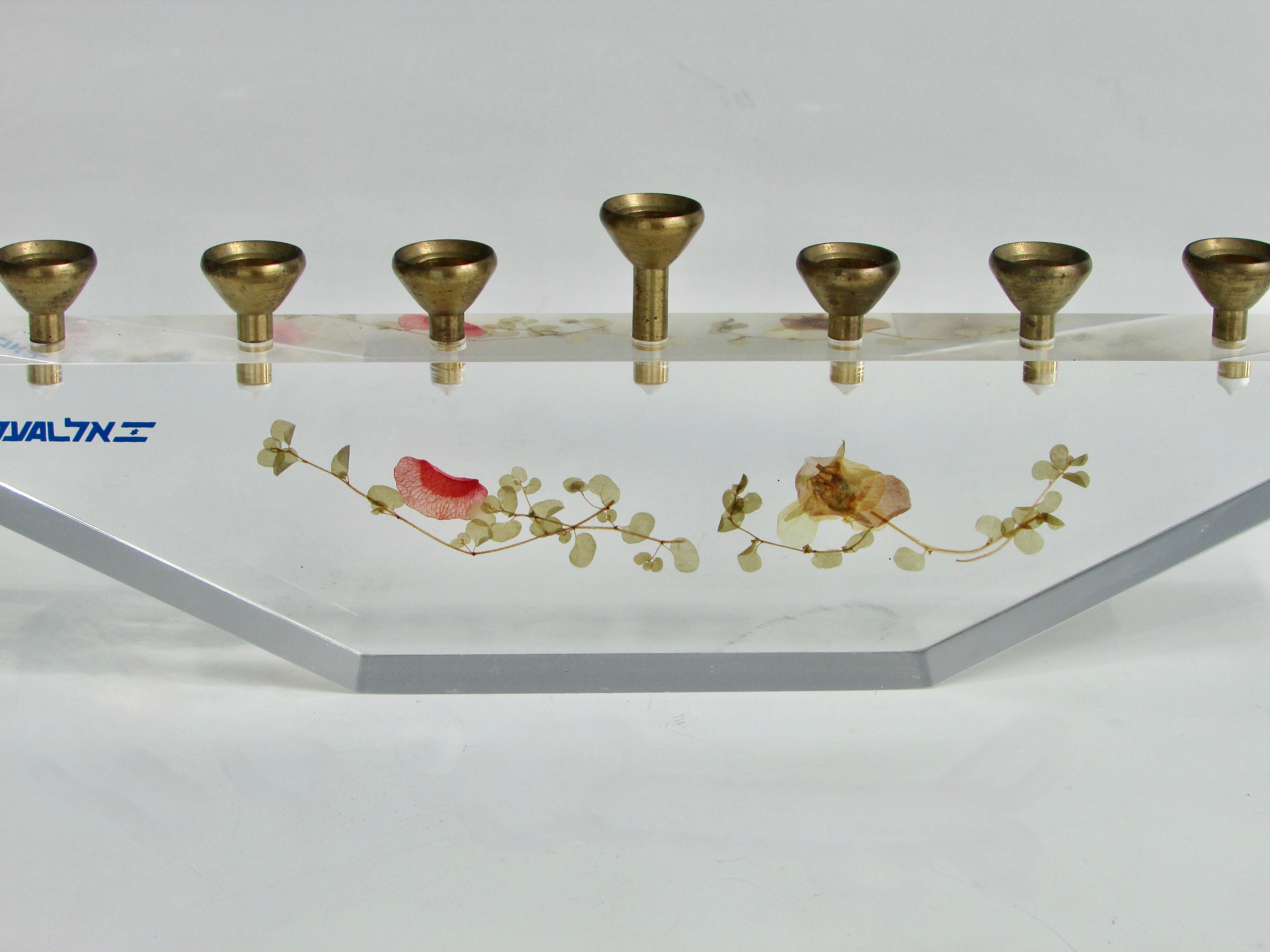 Nine Candle Modernist Menorah Set in Lucite Stand with Dried Floral Decoration In Good Condition For Sale In Ferndale, MI