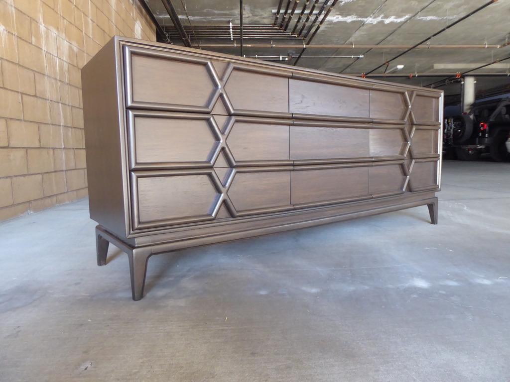 Nine Drawer Chest by American of Martinsville, circa 1950s In Good Condition For Sale In Palm Springs, CA