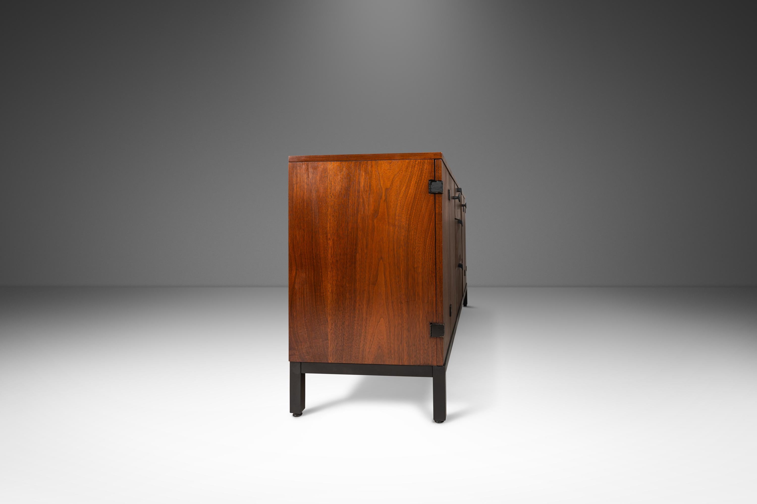 Nine-Drawer Dresser in Walnut by Milo Baughman for Dircetional, USA, c. 1960s 4