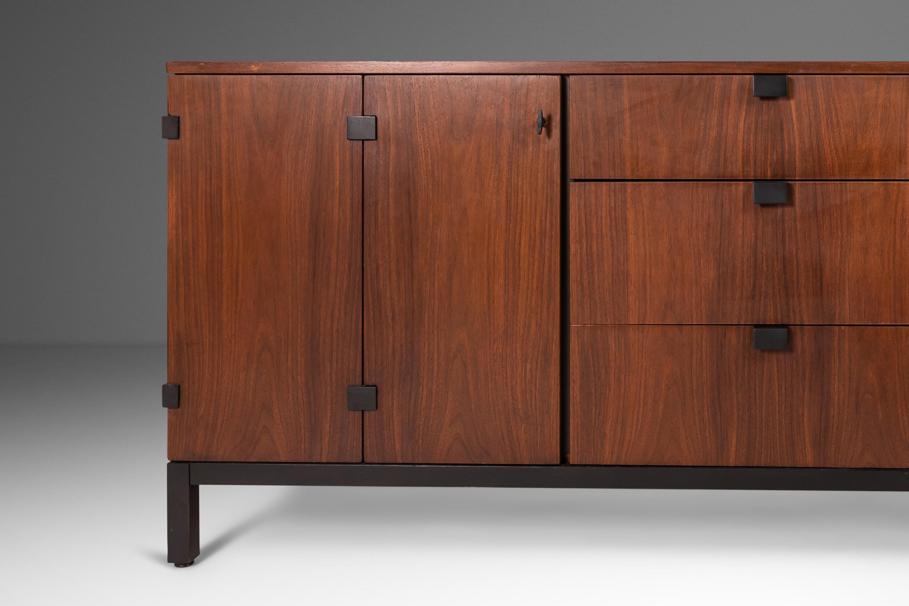 Mid-Century Modern Nine-Drawer Dresser in Walnut by Milo Baughman for Dircetional, USA, c. 1960s