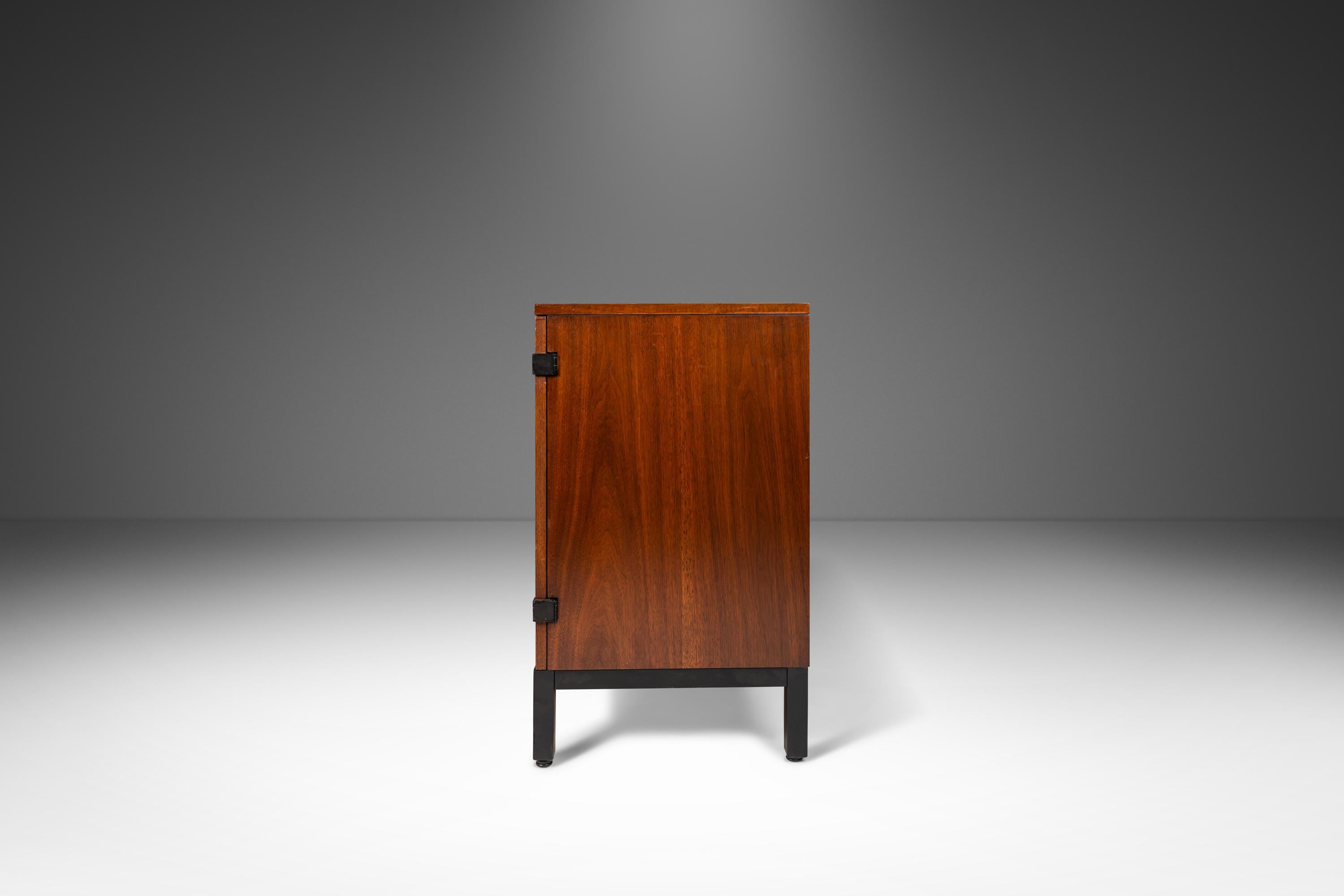 Nine-Drawer Dresser in Walnut by Milo Baughman for Dircetional, USA, c. 1960s In Good Condition In Deland, FL