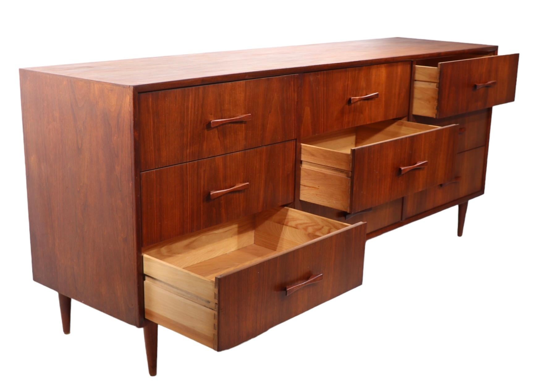 Nine Drawer Mid Century Dresser by Foster - McDavid circa 1950/1960's 5