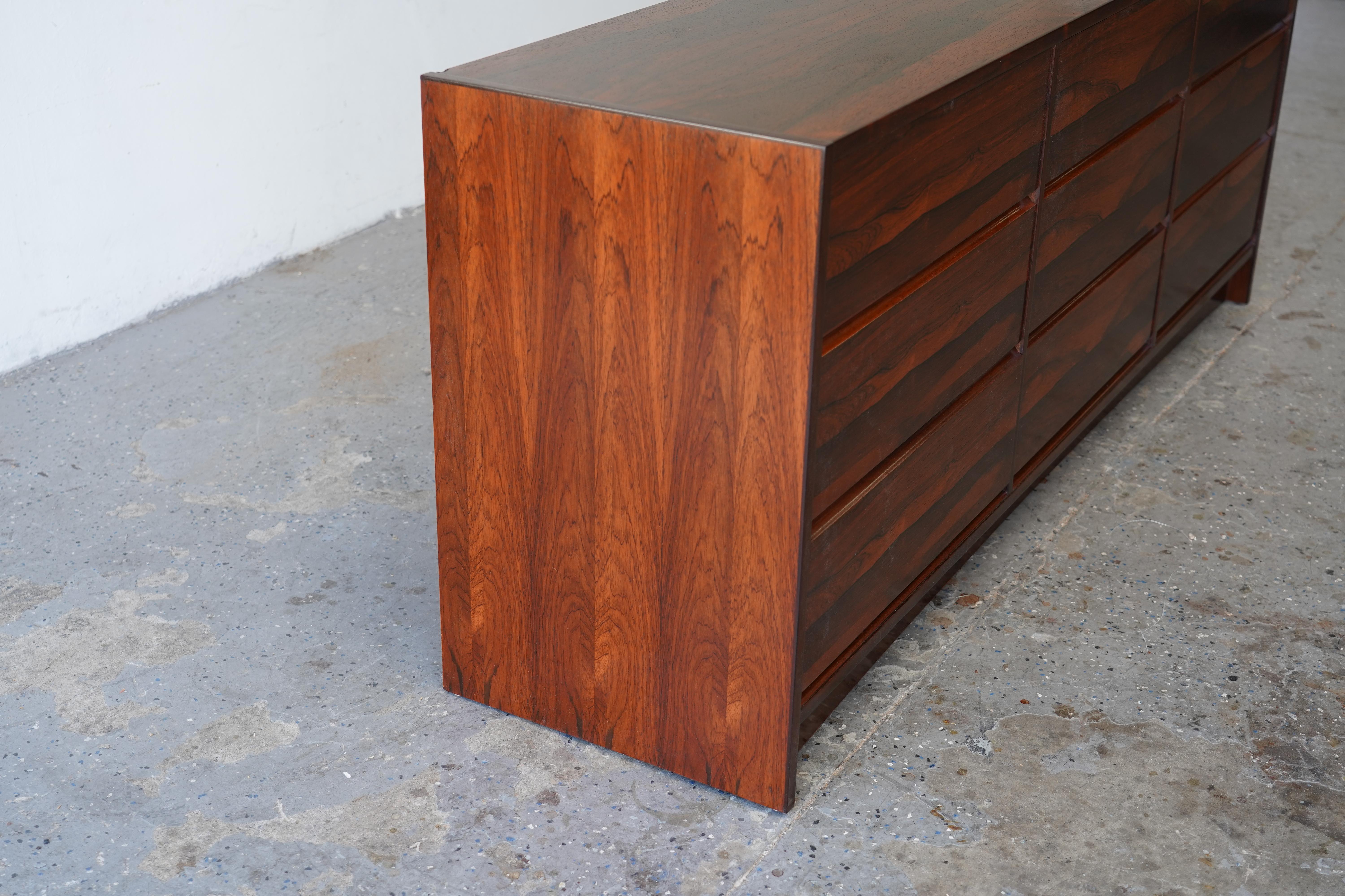 Mid-Century moderno Cassettone a nove cassetti restaurato in legno di palissandro della metà del secolo, danese e moderno in vendita