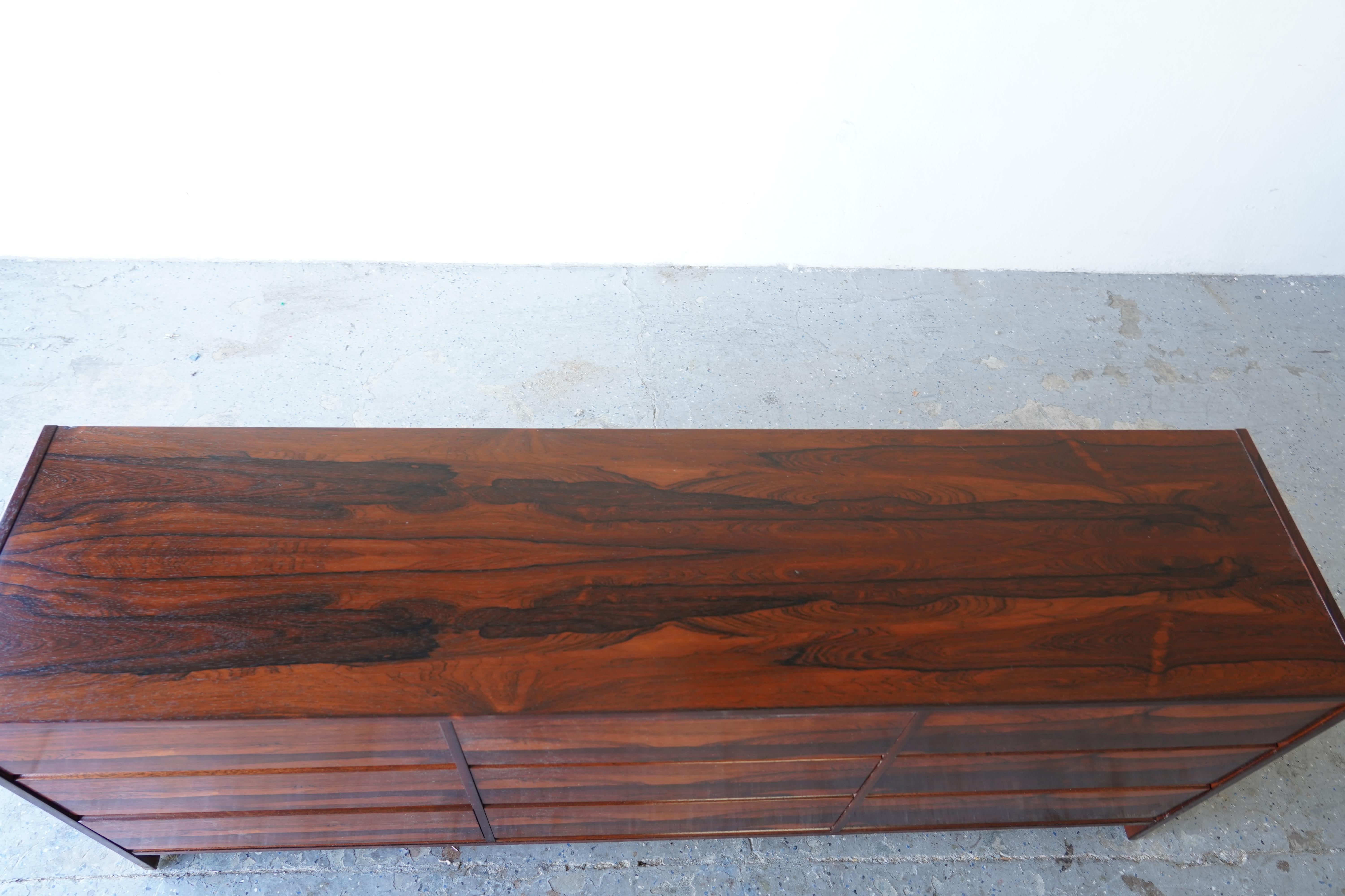 Danese Cassettone a nove cassetti restaurato in legno di palissandro della metà del secolo, danese e moderno in vendita