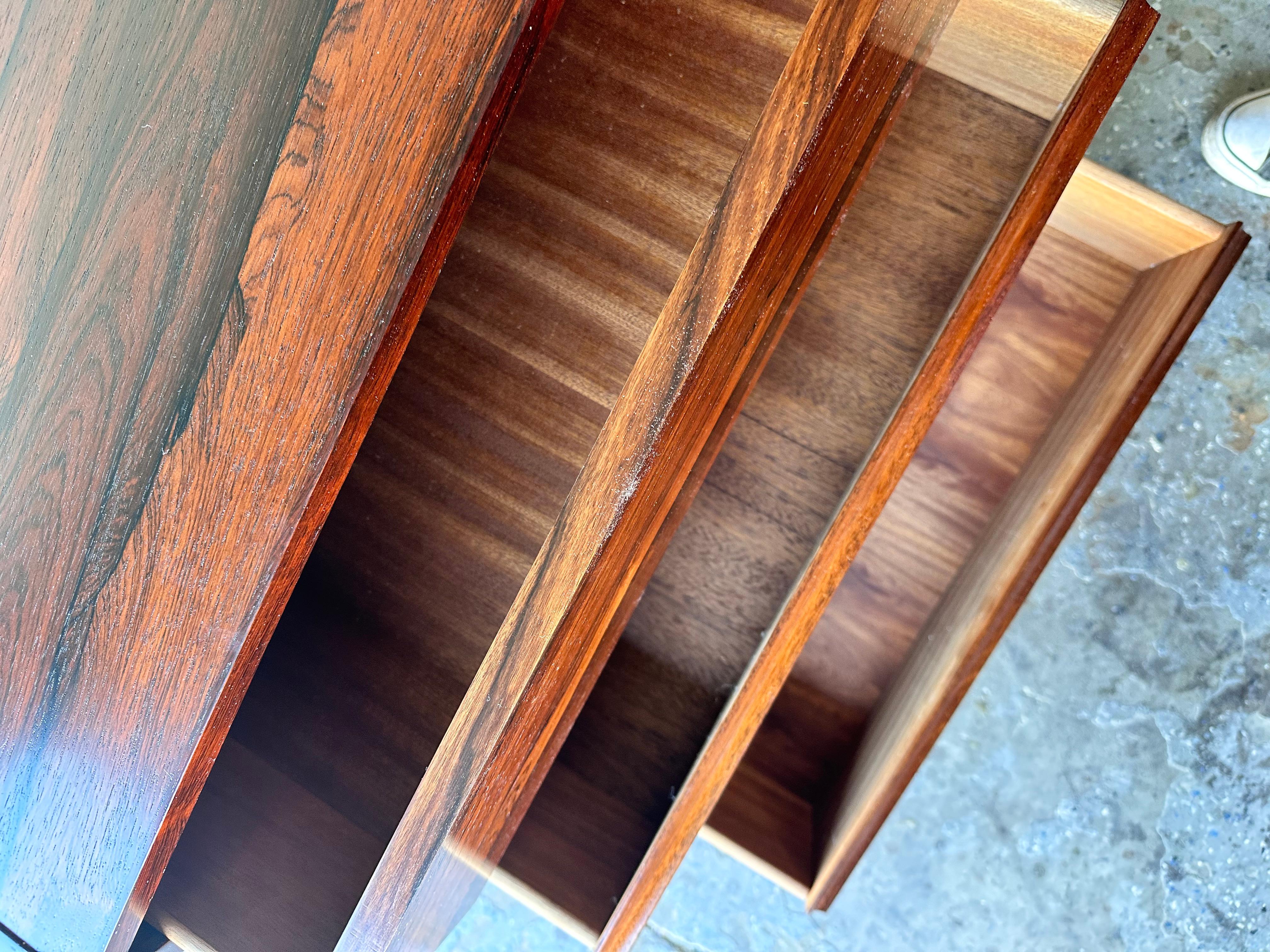 Metà XX secolo Cassettone a nove cassetti restaurato in legno di palissandro della metà del secolo, danese e moderno in vendita