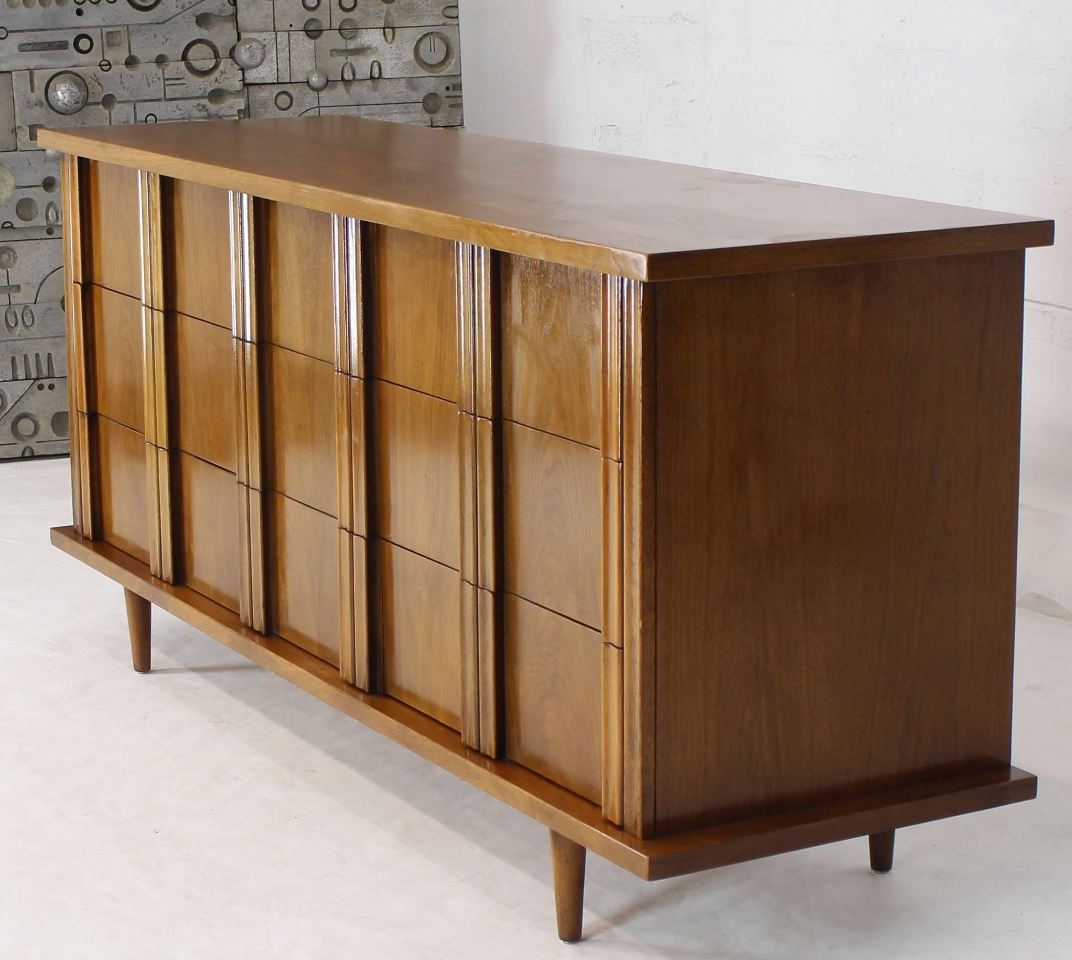 Mid-Century Modern American walnut sculptural pulls nine drawers long dresser credenza. Dowel style legs. Very clean satin finish.