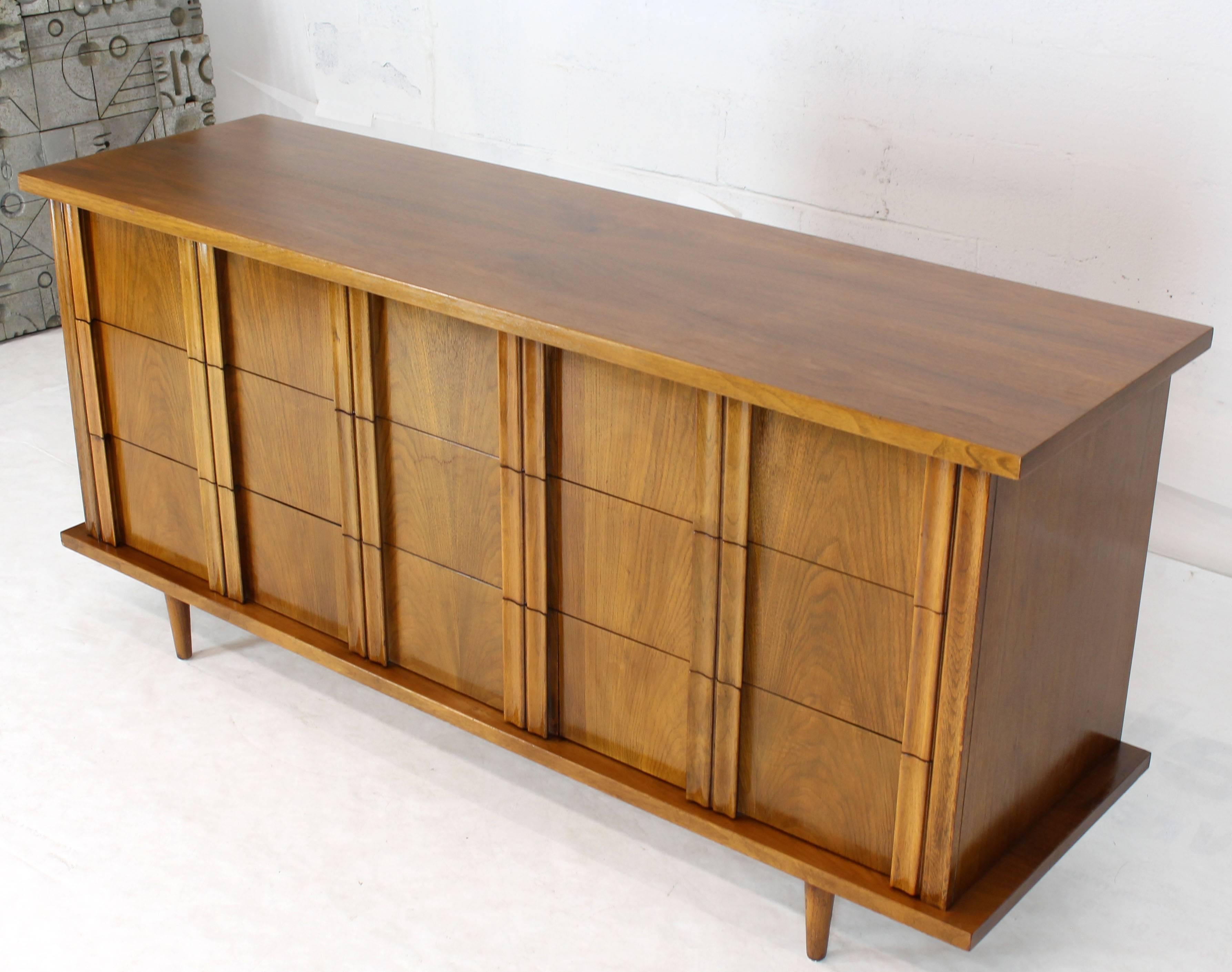 Nine Drawers Sculptural Solid Walnut Pulls Handles Long Dresser Credenza In Excellent Condition In Rockaway, NJ