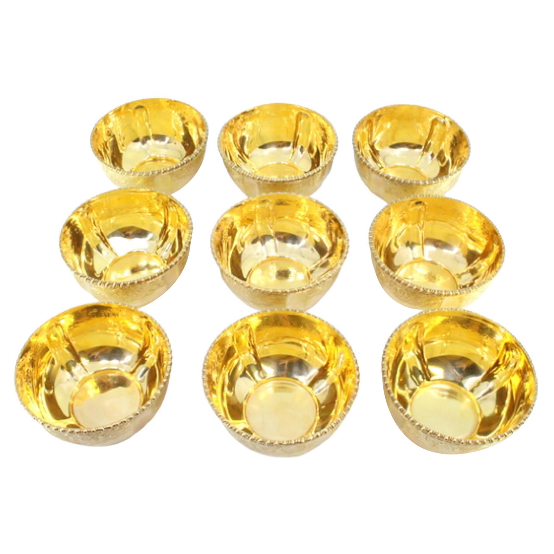 Neun vergoldete Silberwaschbecken mit gravierten Pflanzenmotiven und Perlenrändern im Angebot