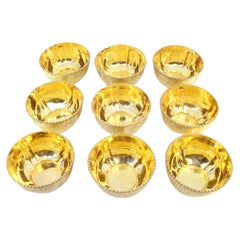 Neun vergoldete Silberwaschbecken mit gravierten Pflanzenmotiven und Perlenrändern