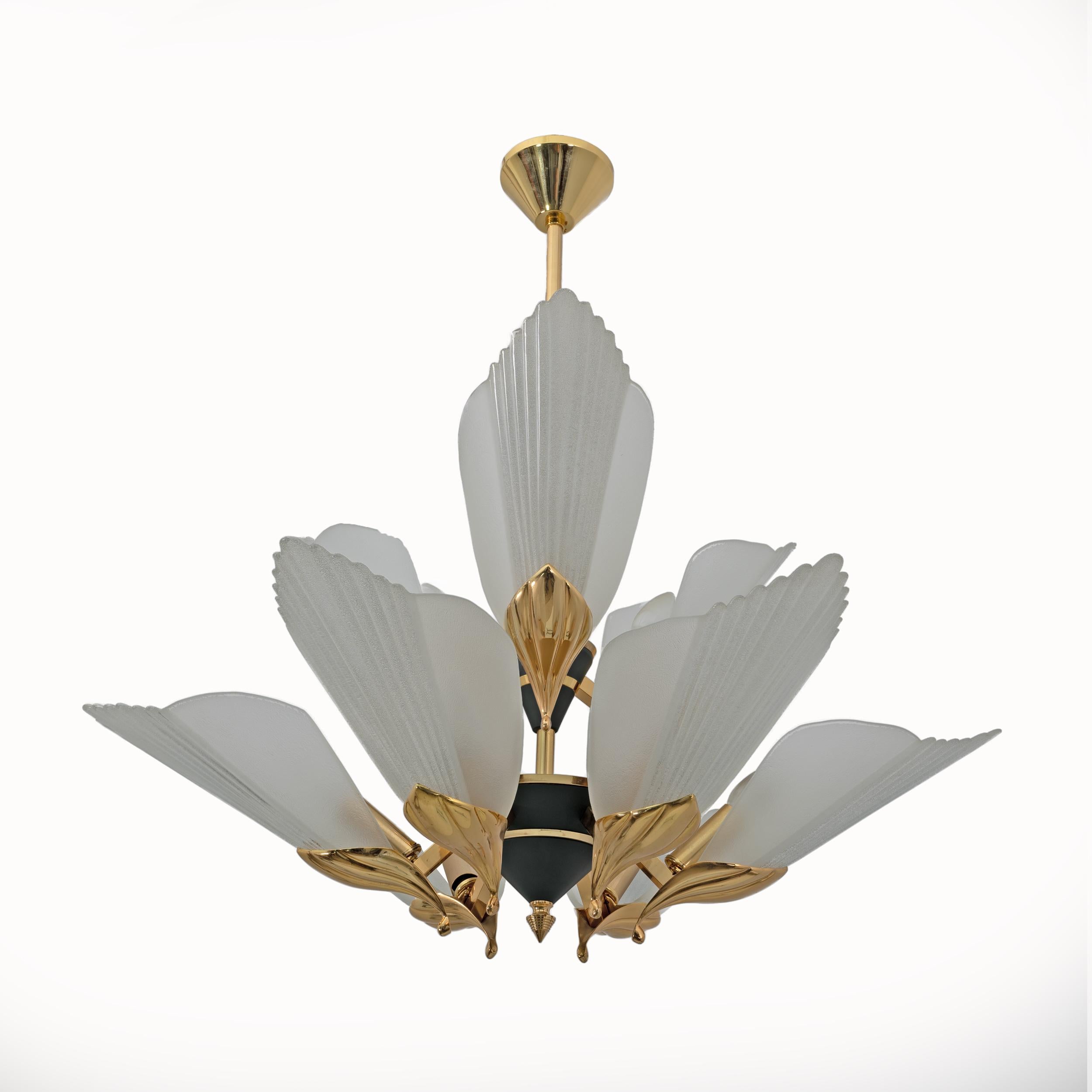 Raro lampadario a nove luci marchiato F. Fabbian. Italia, anni '80.
La struttura è in ottone e metallo dorato, mentre i paralumi sono in vetro artistico acidato a forma di petalo. Cablata per l'Europa e gli Stati Uniti con portalampada E14 o E12