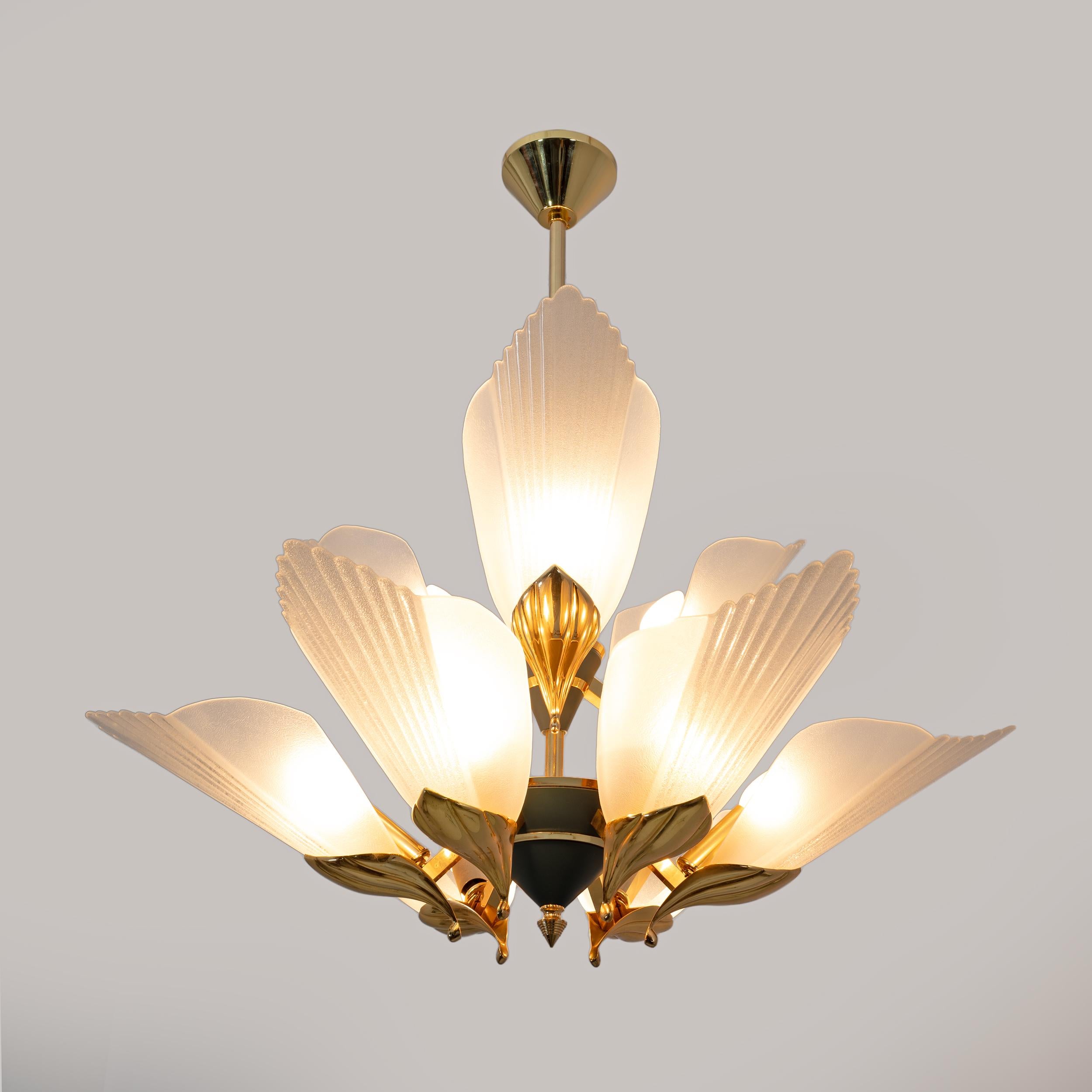 Mid-Century moderno Lampadario a nove luci in ottone e vetro acidato di F. Fabbian, anni '80 in vendita