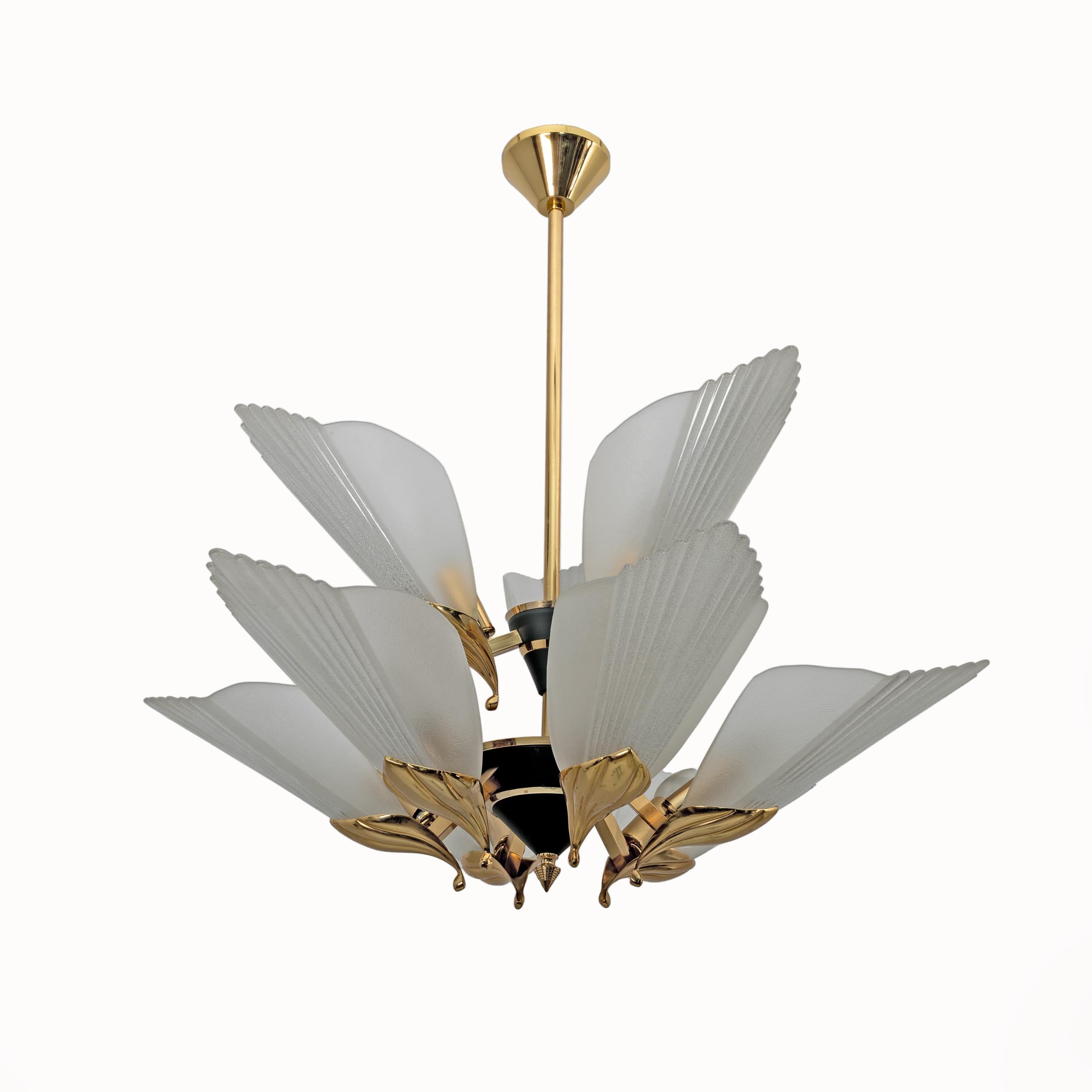 Italiano Lampadario a nove luci in ottone e vetro acidato di F. Fabbian, anni '80 in vendita