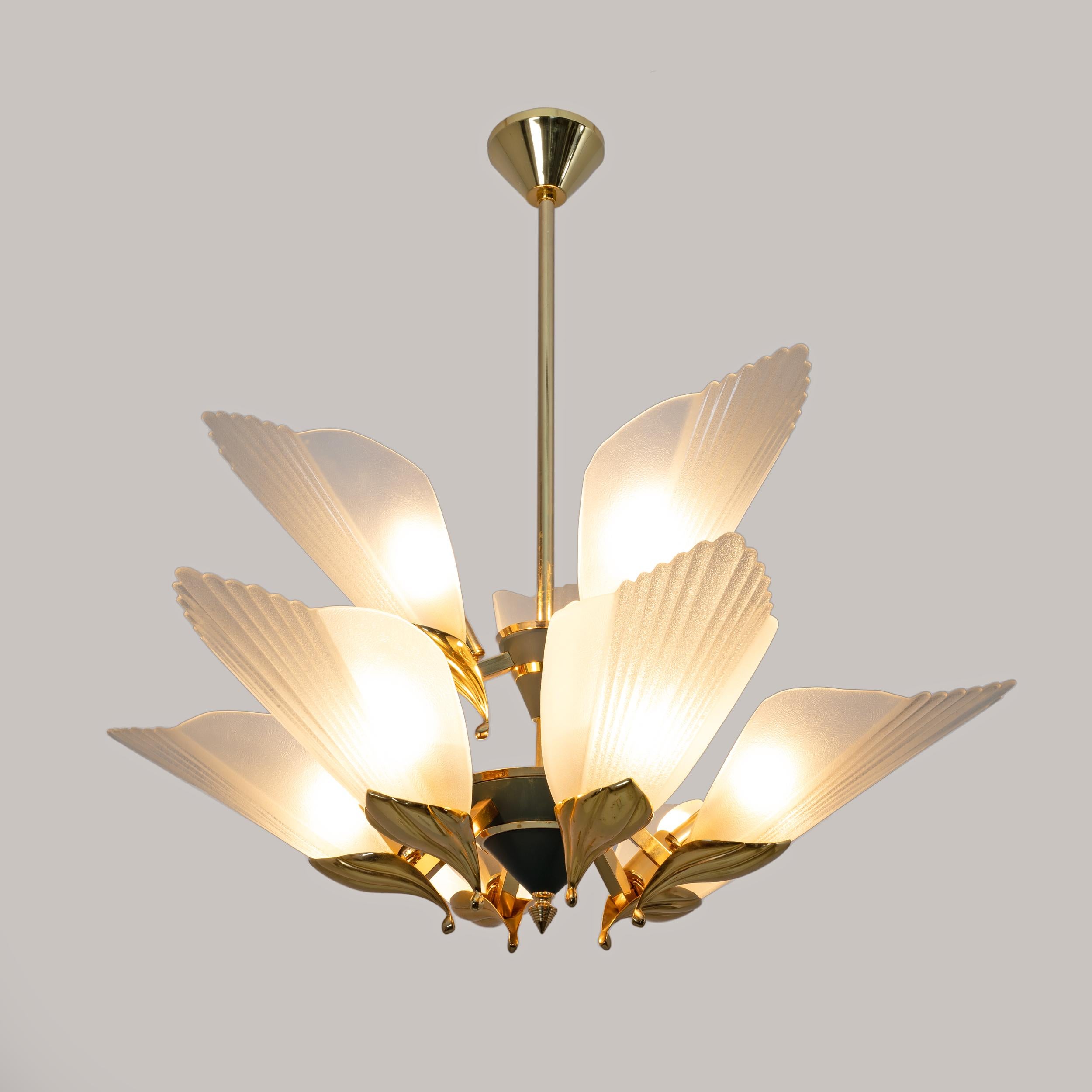 Fine XX secolo Lampadario a nove luci in ottone e vetro acidato di F. Fabbian, anni '80 in vendita