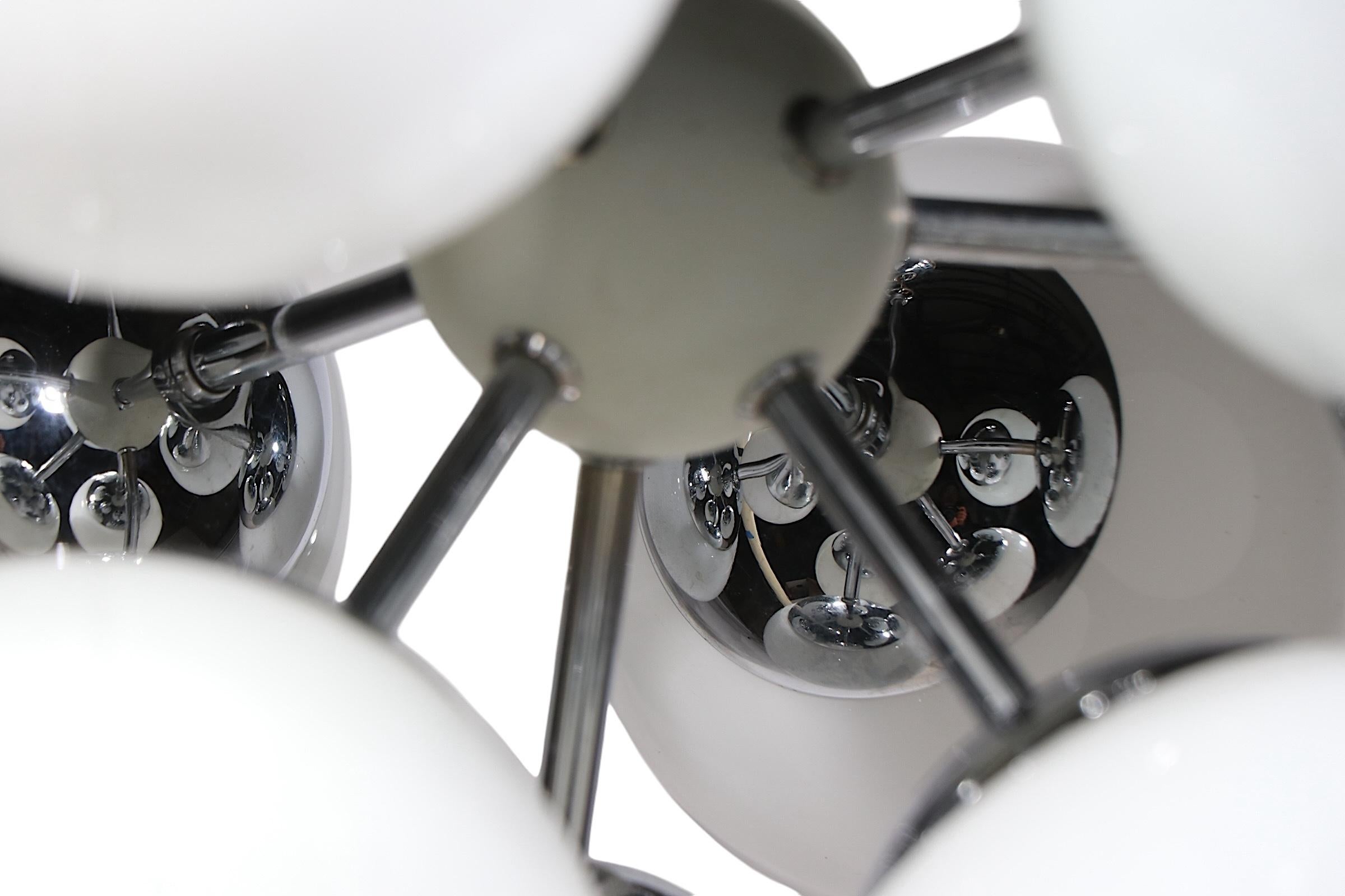 Ère spatiale Lustre Sputnik à neuf lumières en chrome de Lightolier, c. 1970 en vente