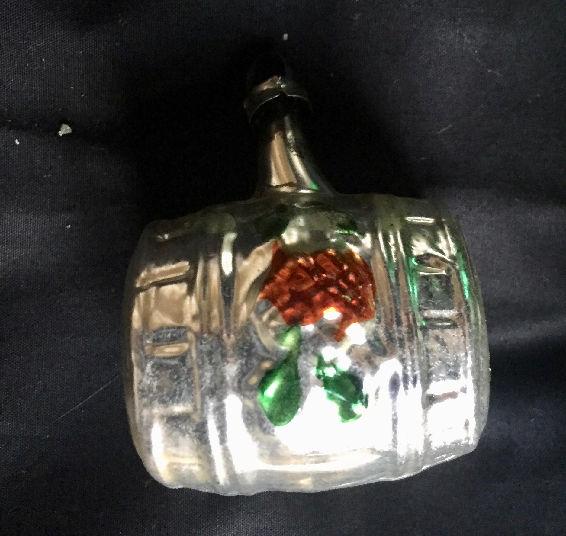Nine vintage Mid-Century Modern German blown mercury glass Christmas tree ornaments. Fantastic reflections in silver and green with snow glitter.


Measures: Smallest= 4 x 3.50.
 