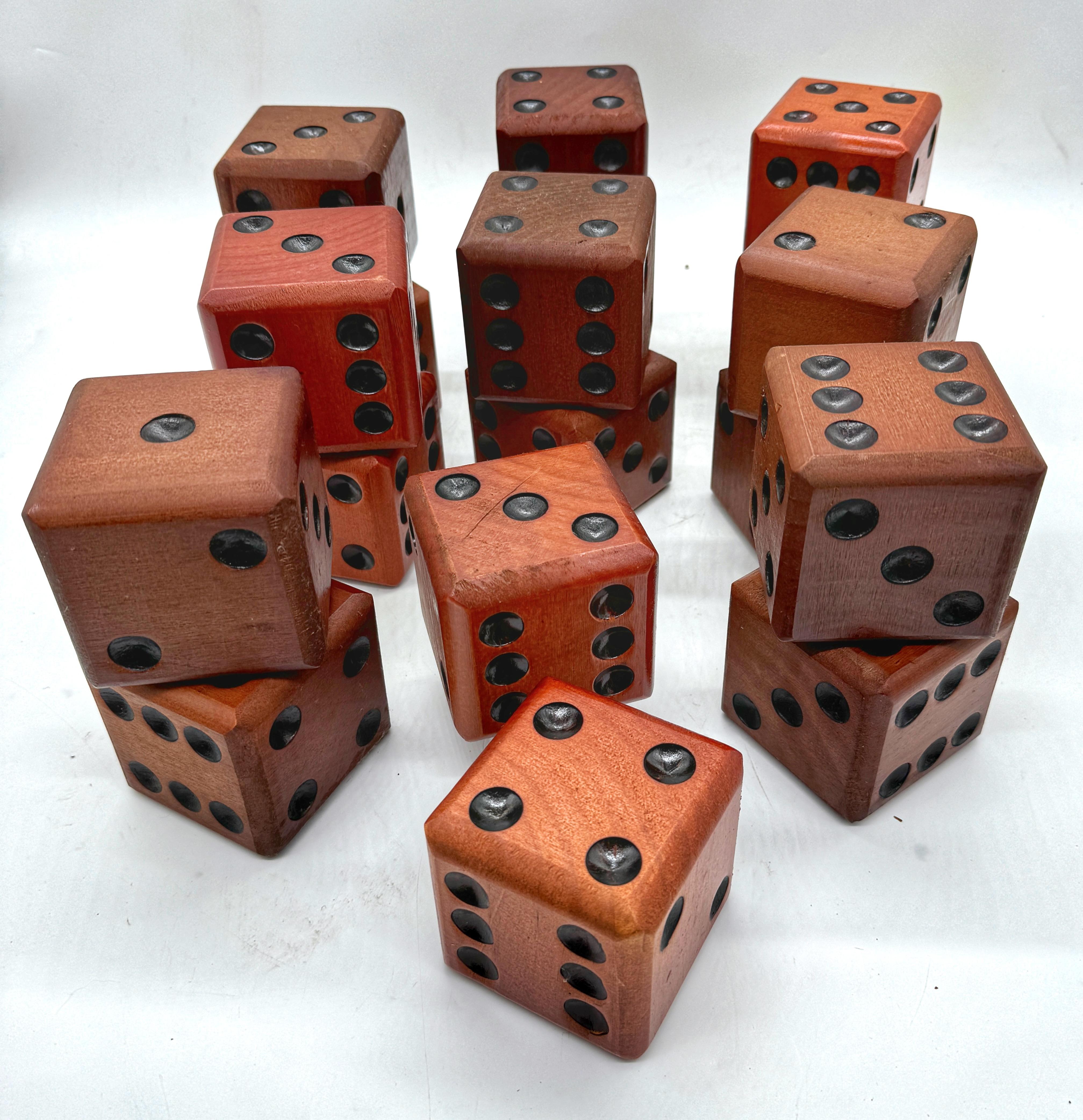 Nove coppie di dadi da casinò vintage oversize in legno intagliato ed ebanizzato, venduti a coppie 
USA, circa anni '60 

Siamo lieti di offrire fino a nove coppie di dadi da casinò vintage oversize intagliati in legno ed ebanizzati, risalenti agli