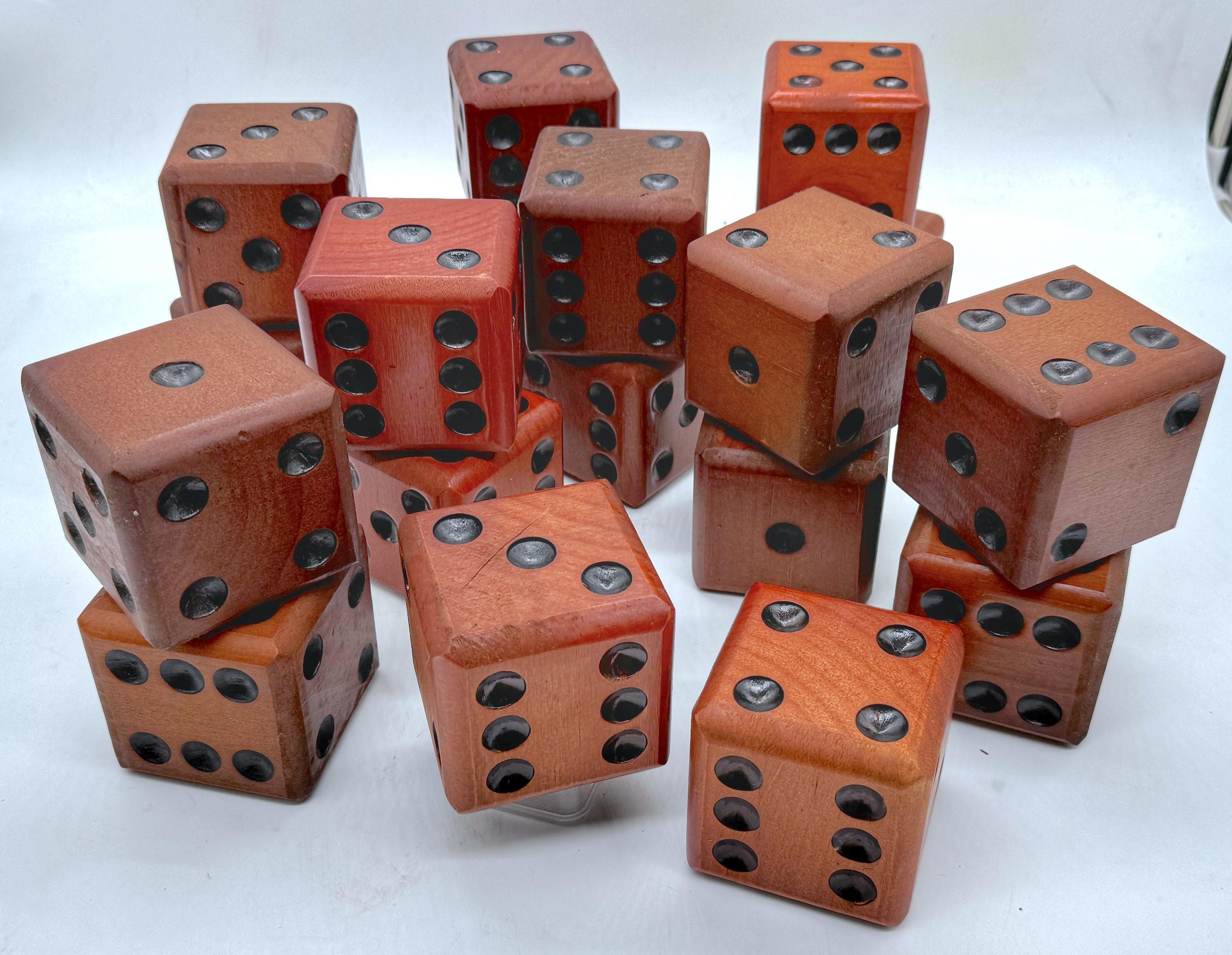 Americano Nove coppie di dadi da casinò vintage oversize in legno intagliato ed ebanizzato, venduti in coppia in vendita