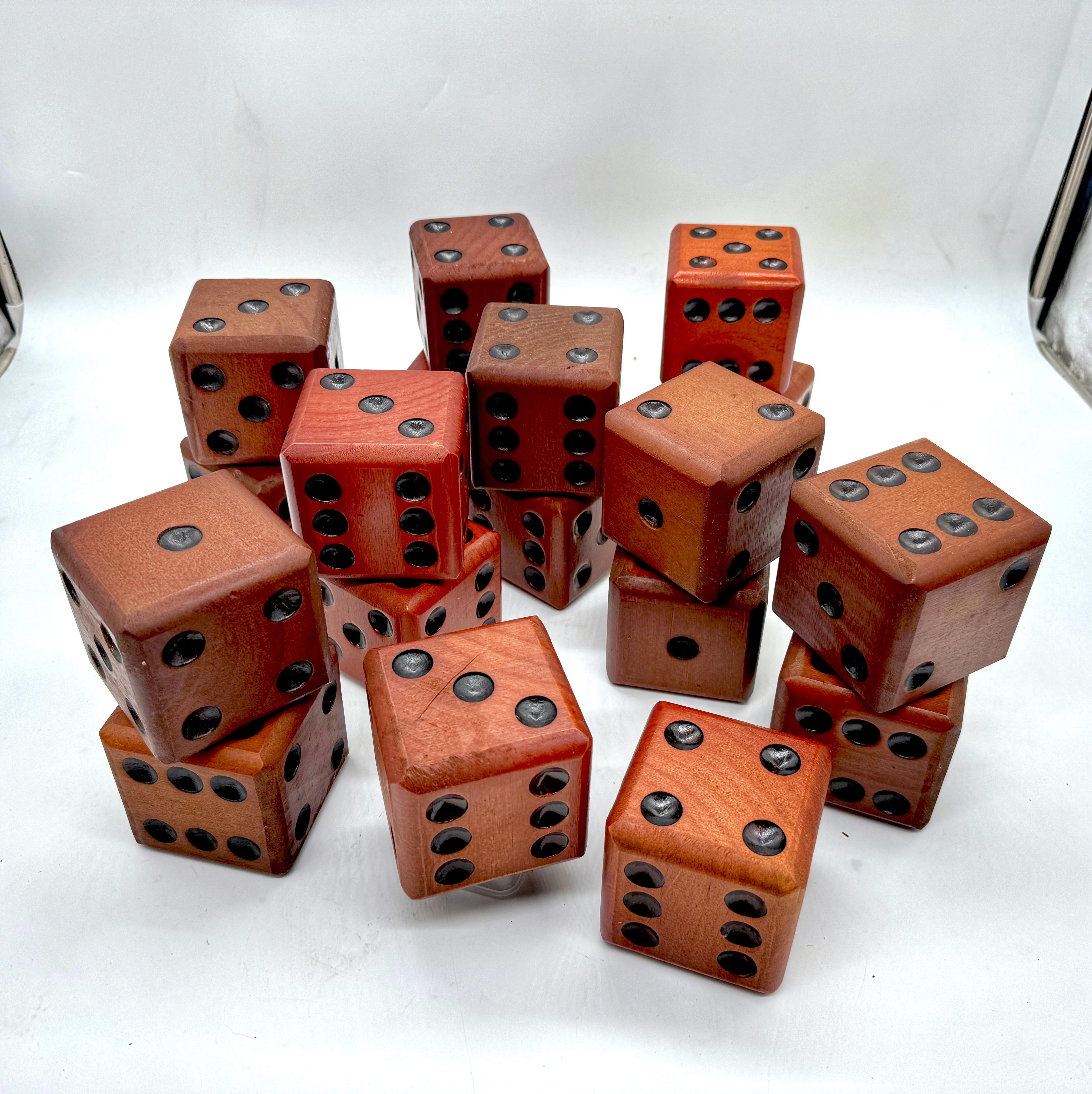 Ebanizzato Nove coppie di dadi da casinò vintage oversize in legno intagliato ed ebanizzato, venduti in coppia in vendita