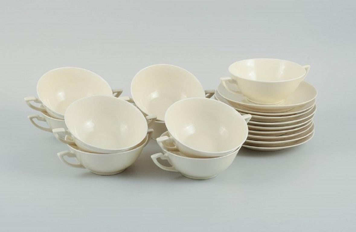 Neun Paar Royal Copenhagen cremefarbene Bouillontassen mit passenden Untertassen.
Datiert 1953.
In ausgezeichnetem Zustand.
3. sortieren
Markiert.
Tasse: H 5,5 x T 13,0 ohne Henkel.
Untertasse: D 17 cm.
