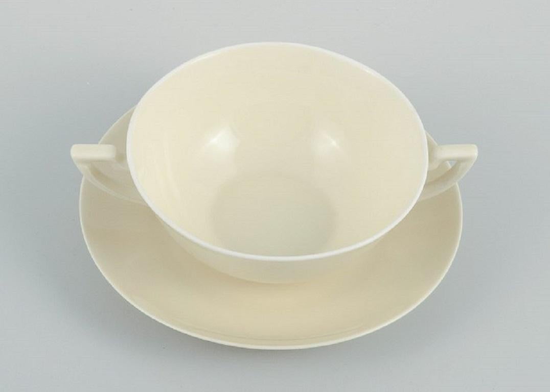 Neun cremefarbene Royal Copenhagen-Bouillon-Tasse mit Untertassen (Mitte des 20. Jahrhunderts) im Angebot