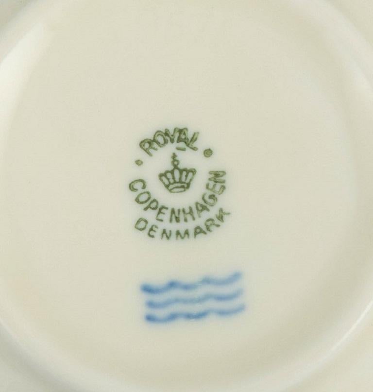 Neun cremefarbene Royal Copenhagen-Bouillon-Tasse mit Untertassen im Angebot 1
