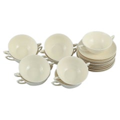 Nove coppie di tazze da brodo color crema con piattini di Royal Copenhagen