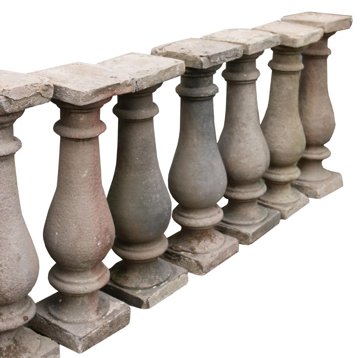 Ein Satz von neun Yorkstone-Geländerstäben, die aus einer Gartenterrasse in Yorkshire geborgen wurden.

Zusätzliche Abmessungen:

Jede Balustrade:

Höhe 63 cm

Breite 18 cm

Tiefe 18 cm.