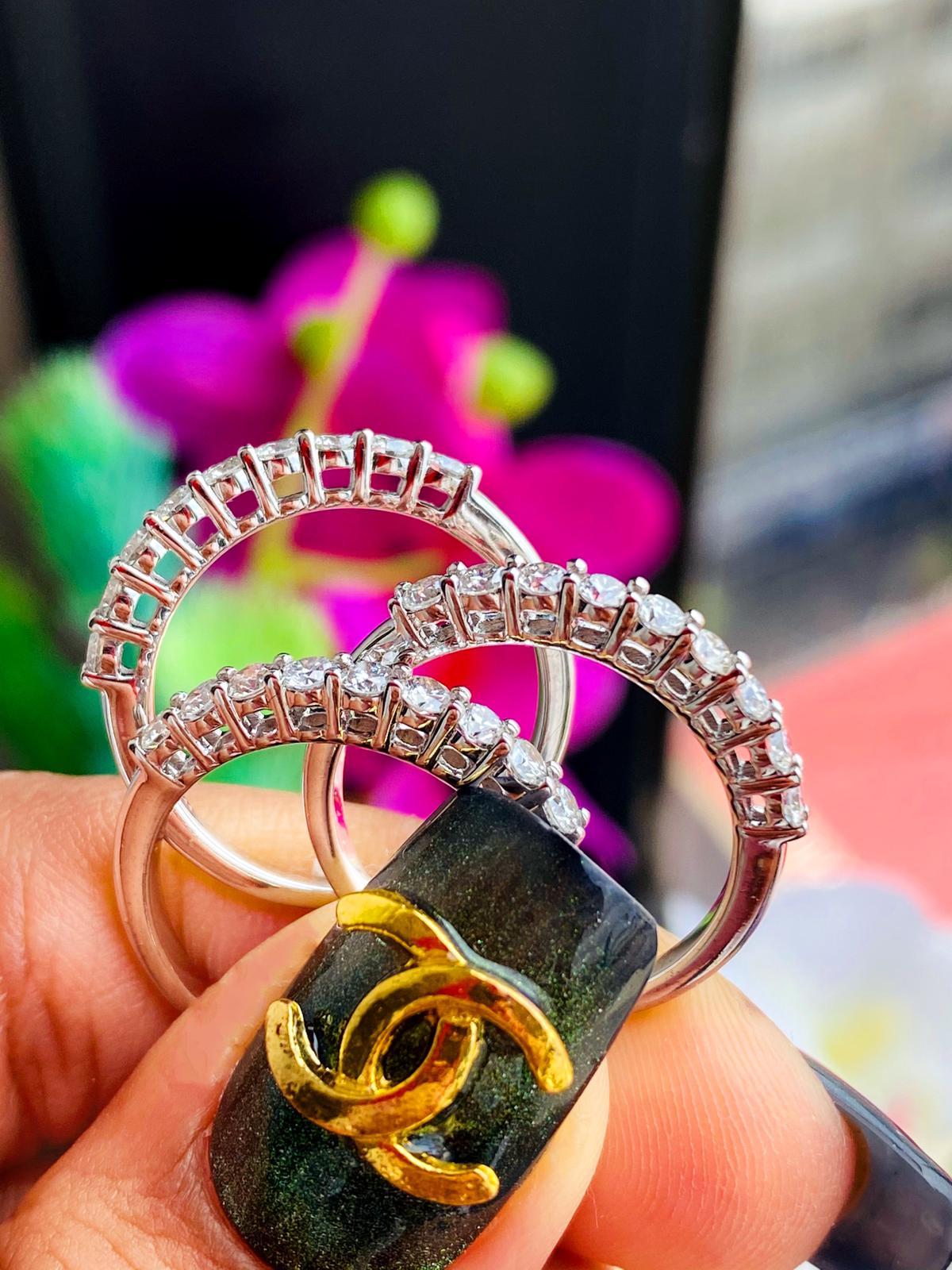 Neun runder Diamanten-Ring für Damen oder Herren im Angebot