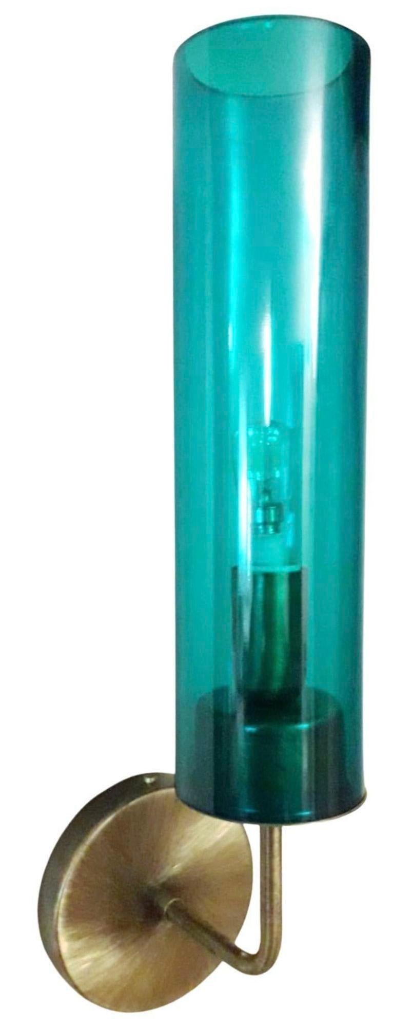 Llamativo conjunto de nueve apliques/plafones italianos de la década de 1970, con tubos de cristal de Murano azul vintage elegantemente suspendidos de una estructura metálica con acabado en bronce. Los vibrantes elementos de cristal ofrecen un