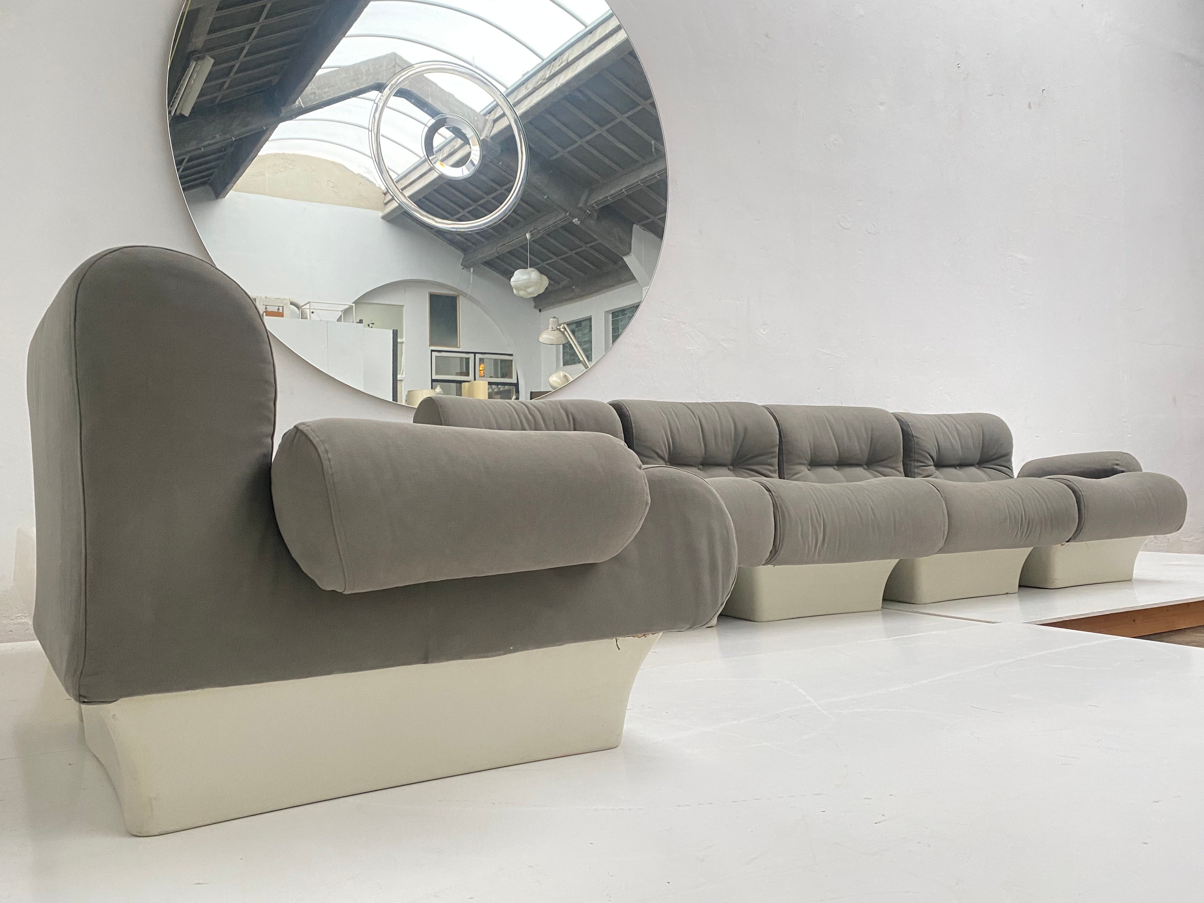 Hier haben wir eine sehr seltene Gelegenheit, ein großes Set von fünf Otto Zapf  1967 'sofalette'  modulare Sitzelemente und ein sehr seltener 'Sofalette'-Ecktisch aus Fiberglas  
Neu gepolstert in 100% Baumwolle Canvas von Romo und kommt komplett