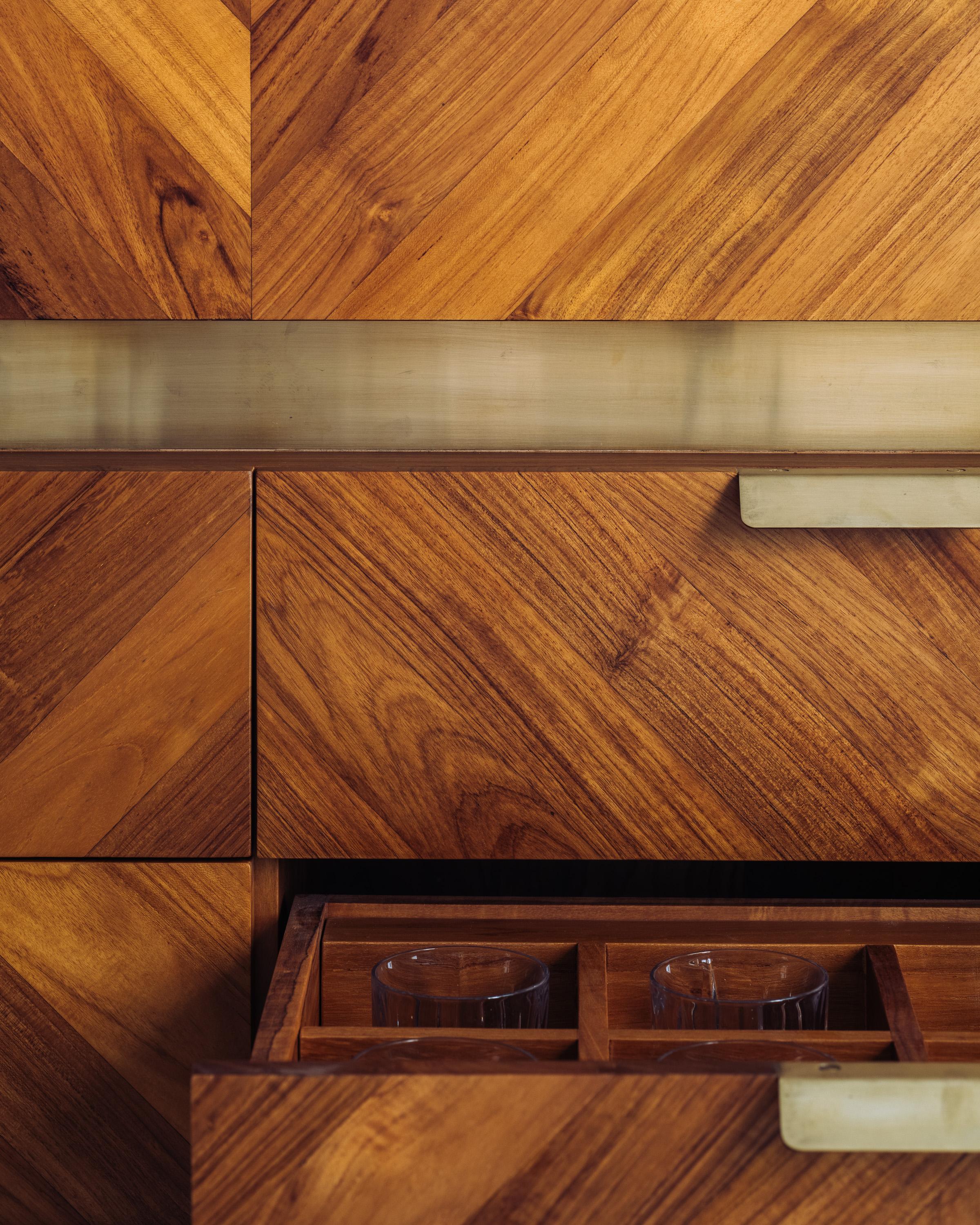 Mueble bar Nine Skies - Mueble de teca maciza de inspiración moderna de mediados de siglo en venta 3