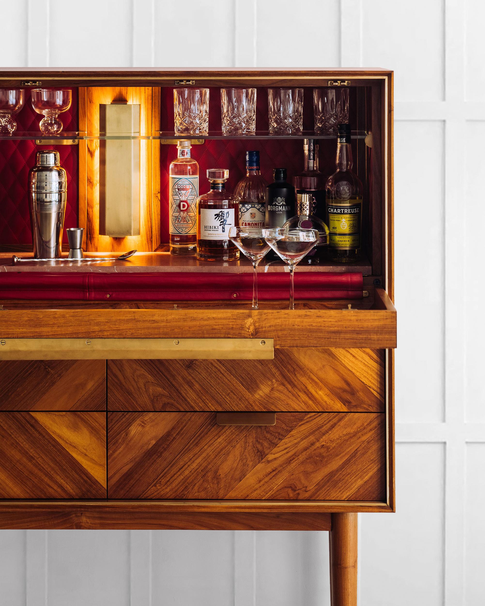 Mueble bar Nine Skies - Mueble de teca maciza de inspiración moderna de mediados de siglo Moderno de mediados de siglo en venta
