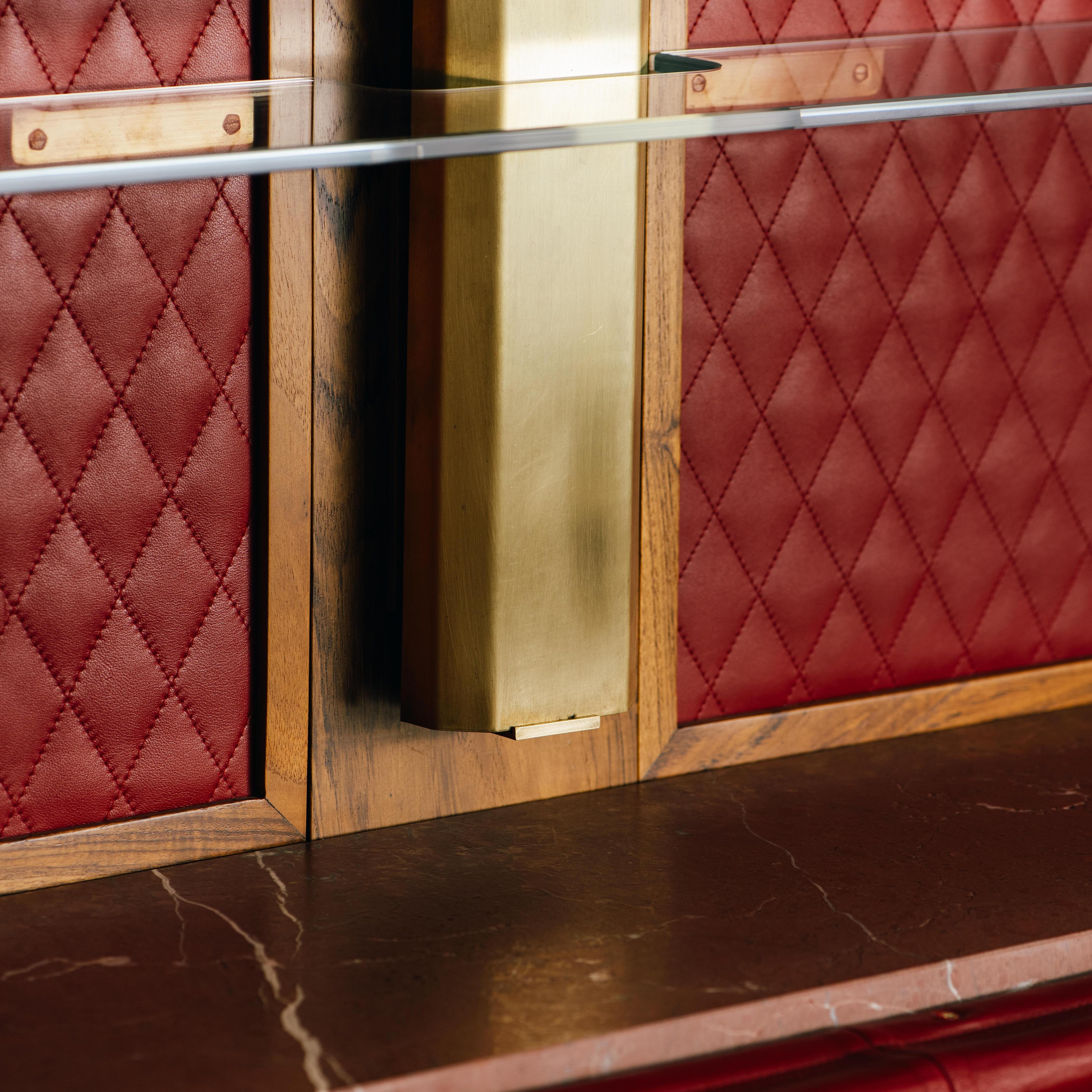 Mueble bar Nine Skies - Mueble de teca maciza de inspiración moderna de mediados de siglo Cepillado en venta