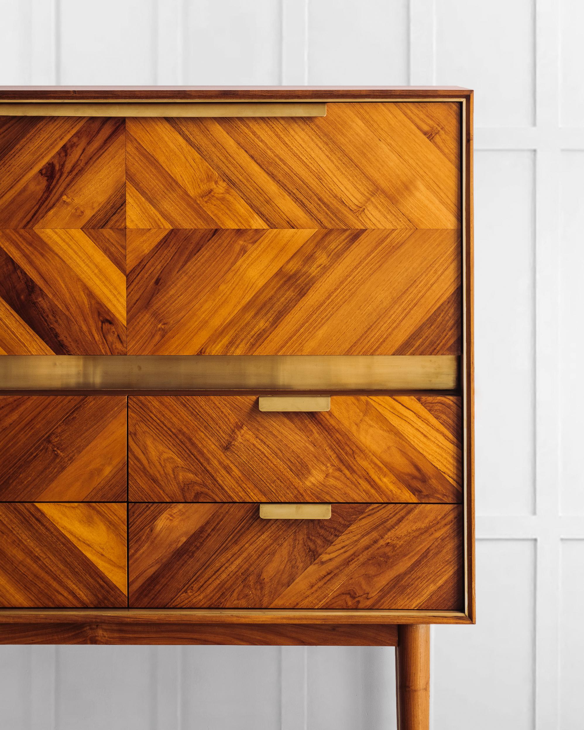 Mueble bar Nine Skies - Mueble de teca maciza de inspiración moderna de mediados de siglo en Nuevo estado para la venta en Palma, ES