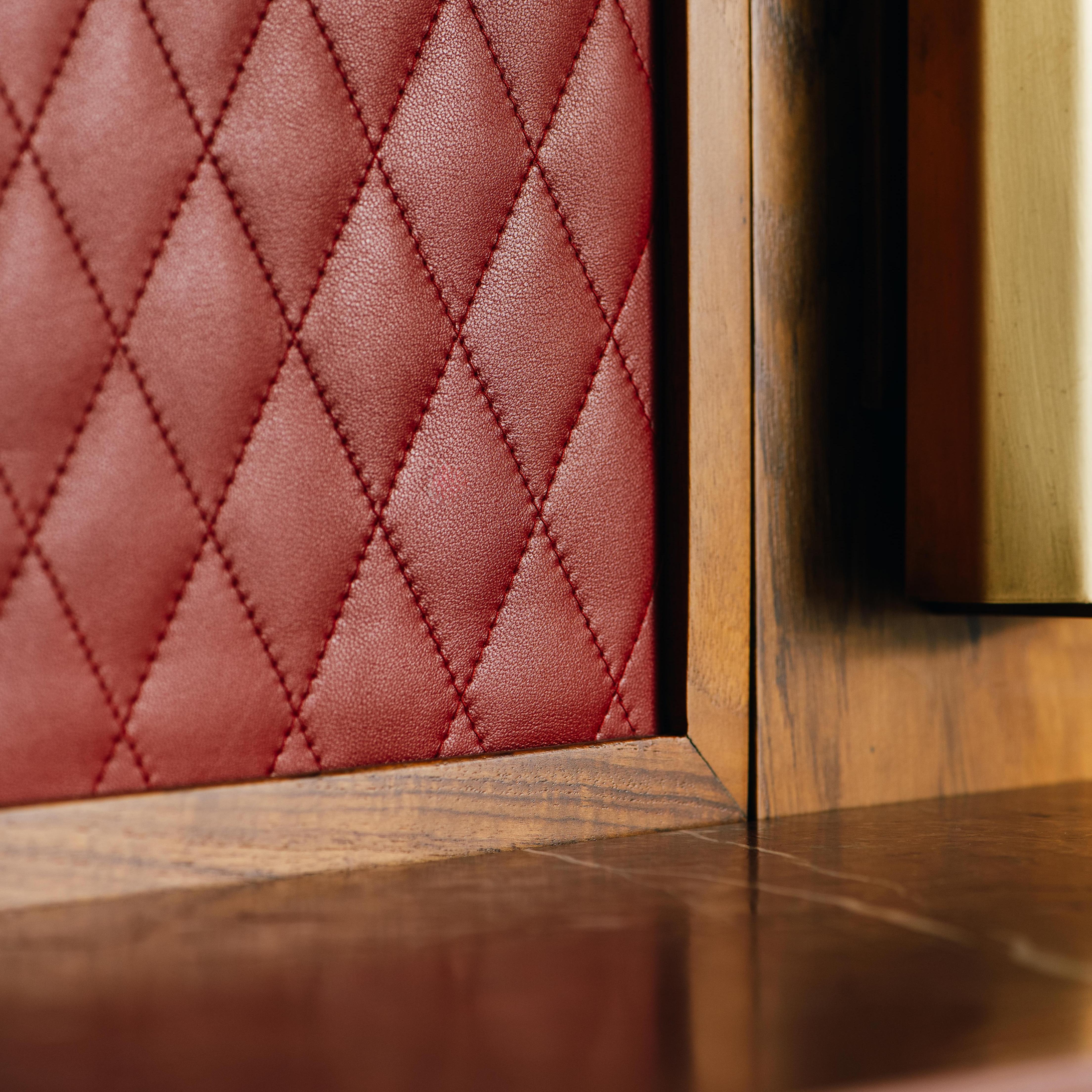 Mueble bar Nine Skies - Mueble de teca maciza de inspiración moderna de mediados de siglo Siglo XXI y contemporáneo en venta