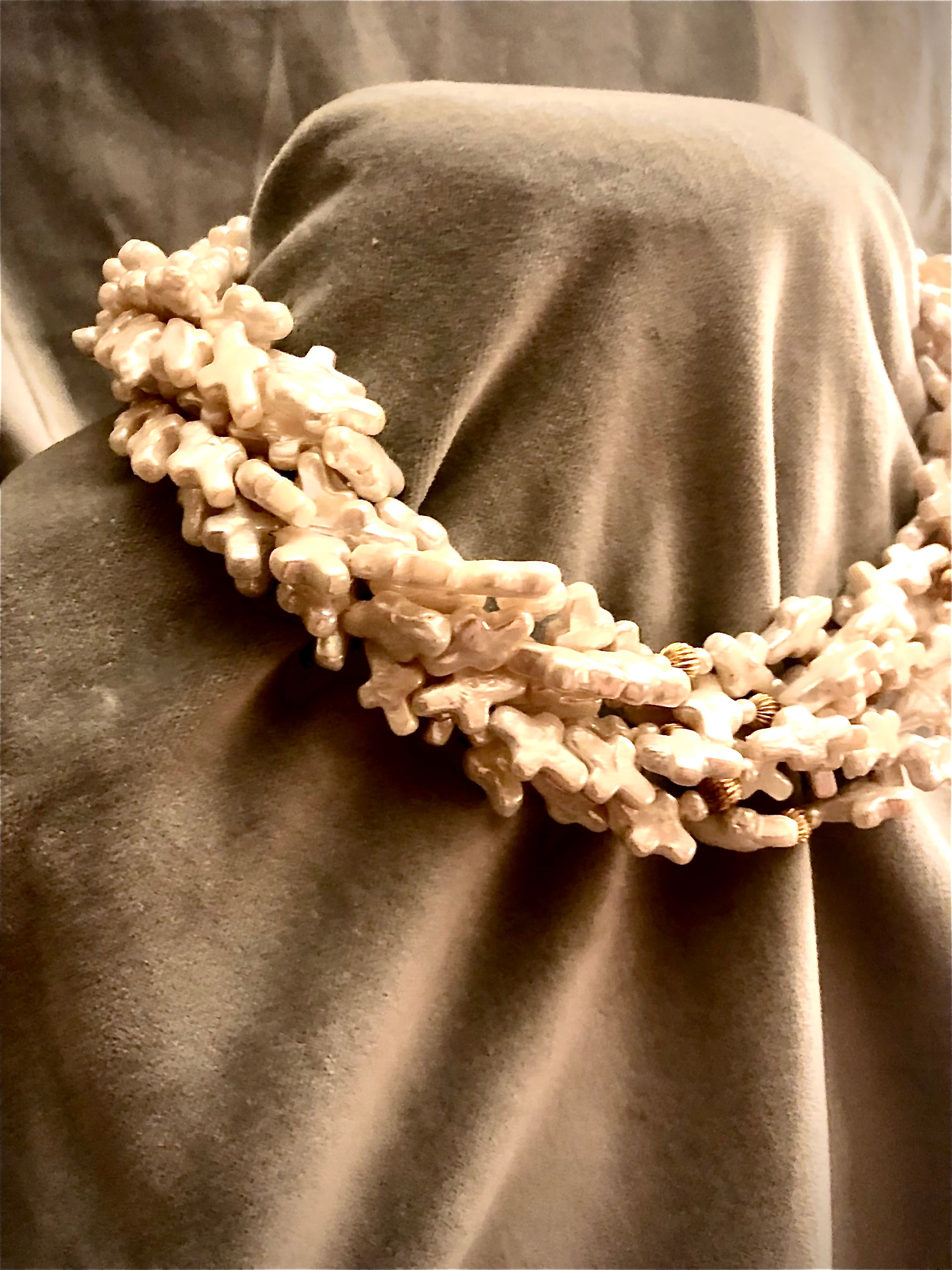 Neunstrangige Süßwasserperlen-Halskette mit geriffelten 14kt Goldkugeln und Goldschließe mit Goldverschluss (Zeitgenössisch) im Angebot
