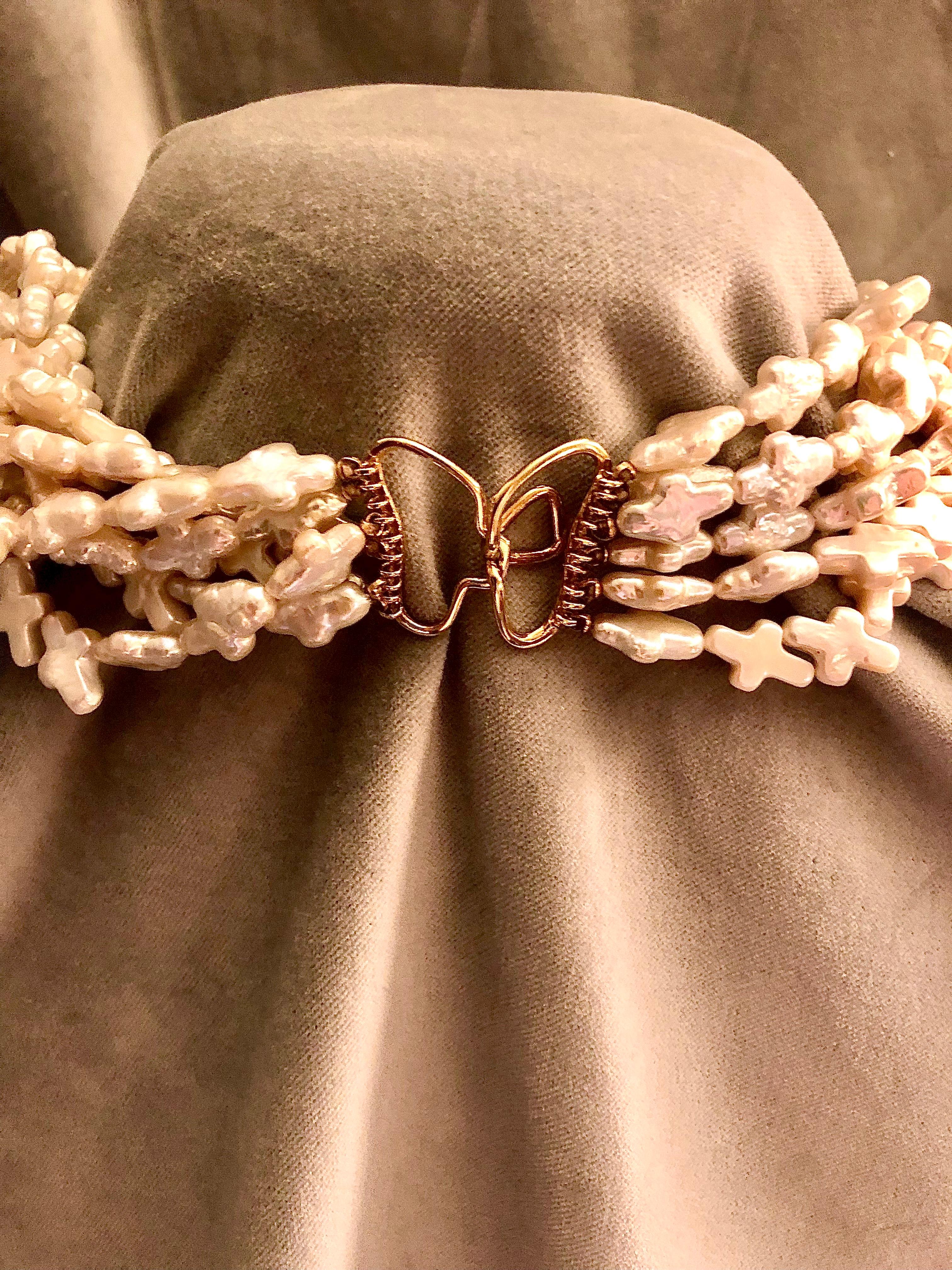 Neunstrangige Süßwasserperlen-Halskette mit geriffelten 14kt Goldkugeln und Goldschließe mit Goldverschluss (Rundschliff) im Angebot