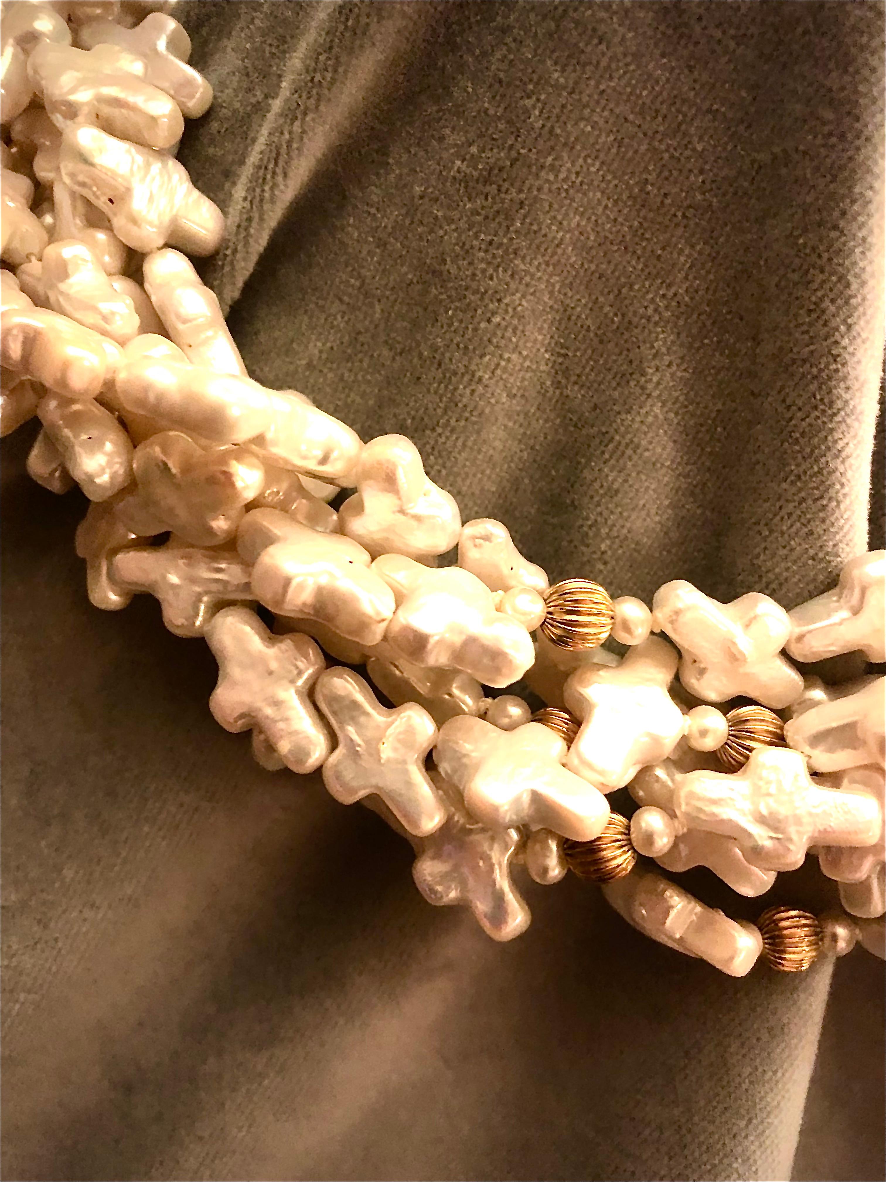 Neunstrangige Süßwasserperlen-Halskette mit geriffelten 14kt Goldkugeln und Goldschließe mit Goldverschluss Damen im Angebot