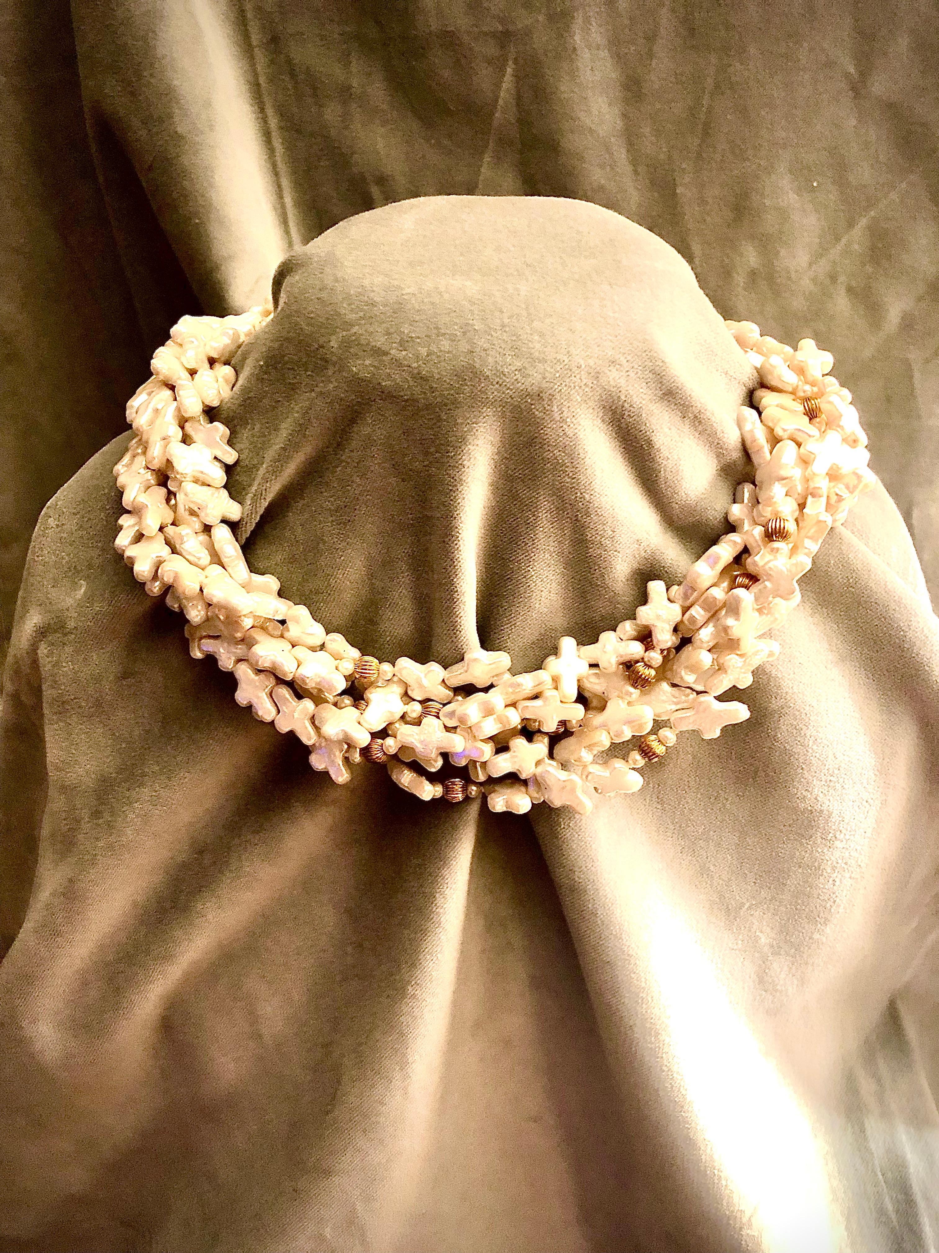 Bedeutendes und sehr schönes neunstrangiges Collier aus Süßwasserperlen. Geformte Perlen formen einen schönen, ineinander greifenden Effekt, wenn sie sanft gedreht werden, und umrahmen den Hals und das Gesicht sehr schmeichelhaft.

Die Perlen sind
